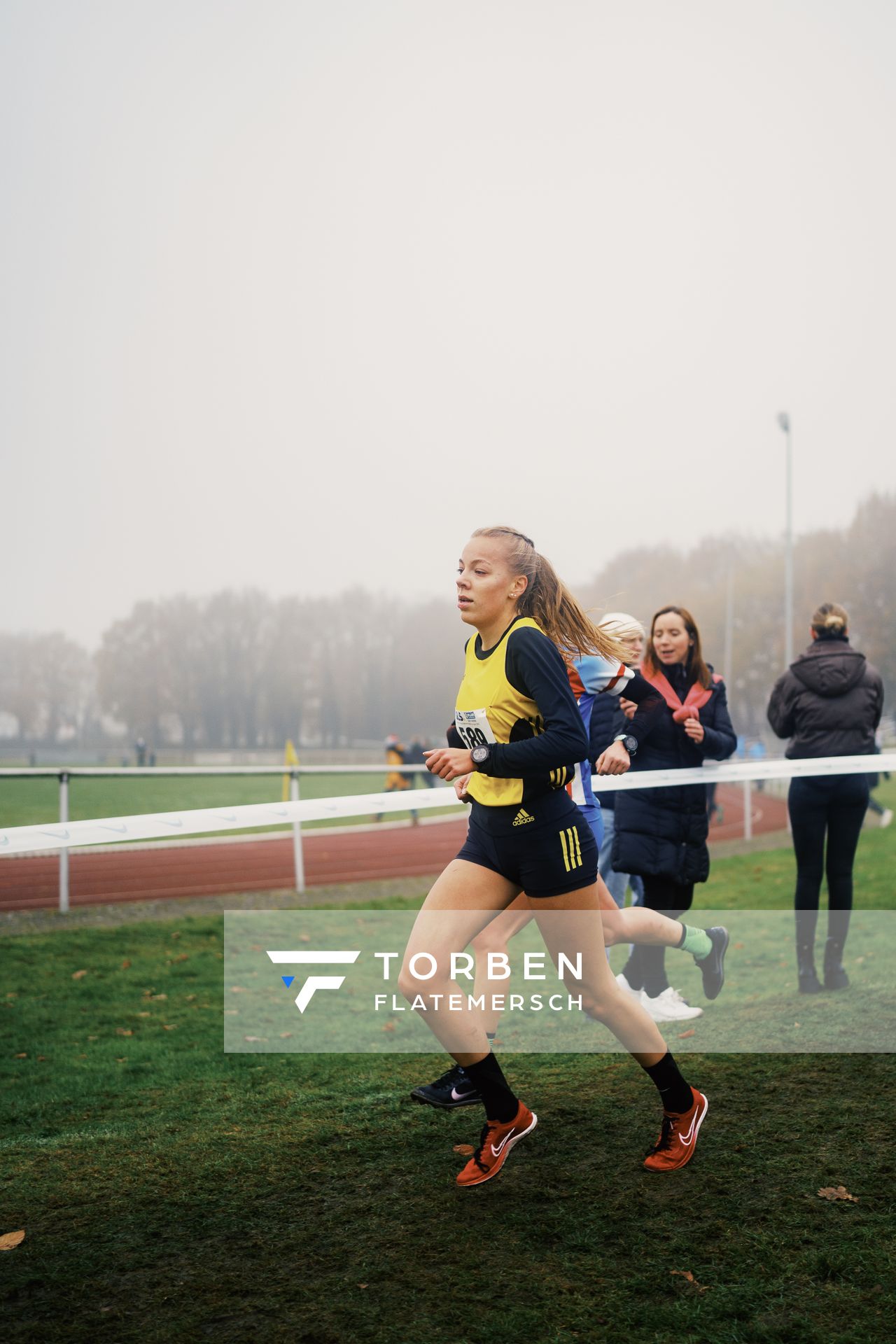 Sophie Hinrichs (NI/ VfL Loeningen) am 26.11.2022  waehrend den deutschen Crosslauf-Meisterschaften auf Sportanlage an der Ringstrasse in Loeningen