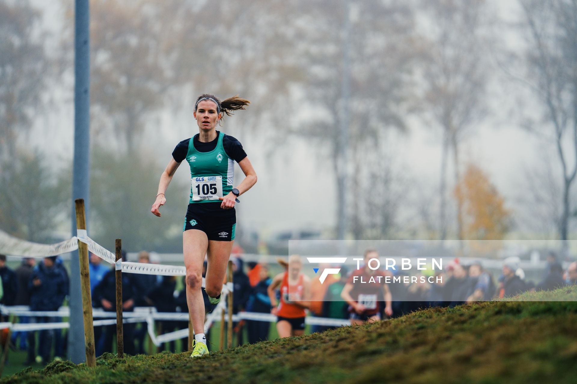 Carolin Kirtzel (BR/ SV Werder Bremen) am 26.11.2022  waehrend den deutschen Crosslauf-Meisterschaften auf Sportanlage an der Ringstrasse in Loeningen