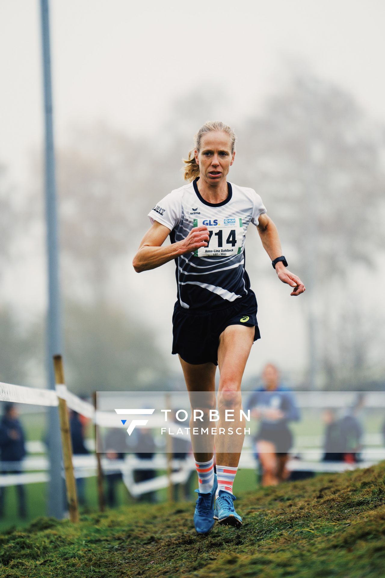 Anna-Lina Dahlbeck (NO/ TuS Xanten) am 26.11.2022  waehrend den deutschen Crosslauf-Meisterschaften auf Sportanlage an der Ringstrasse in Loeningen