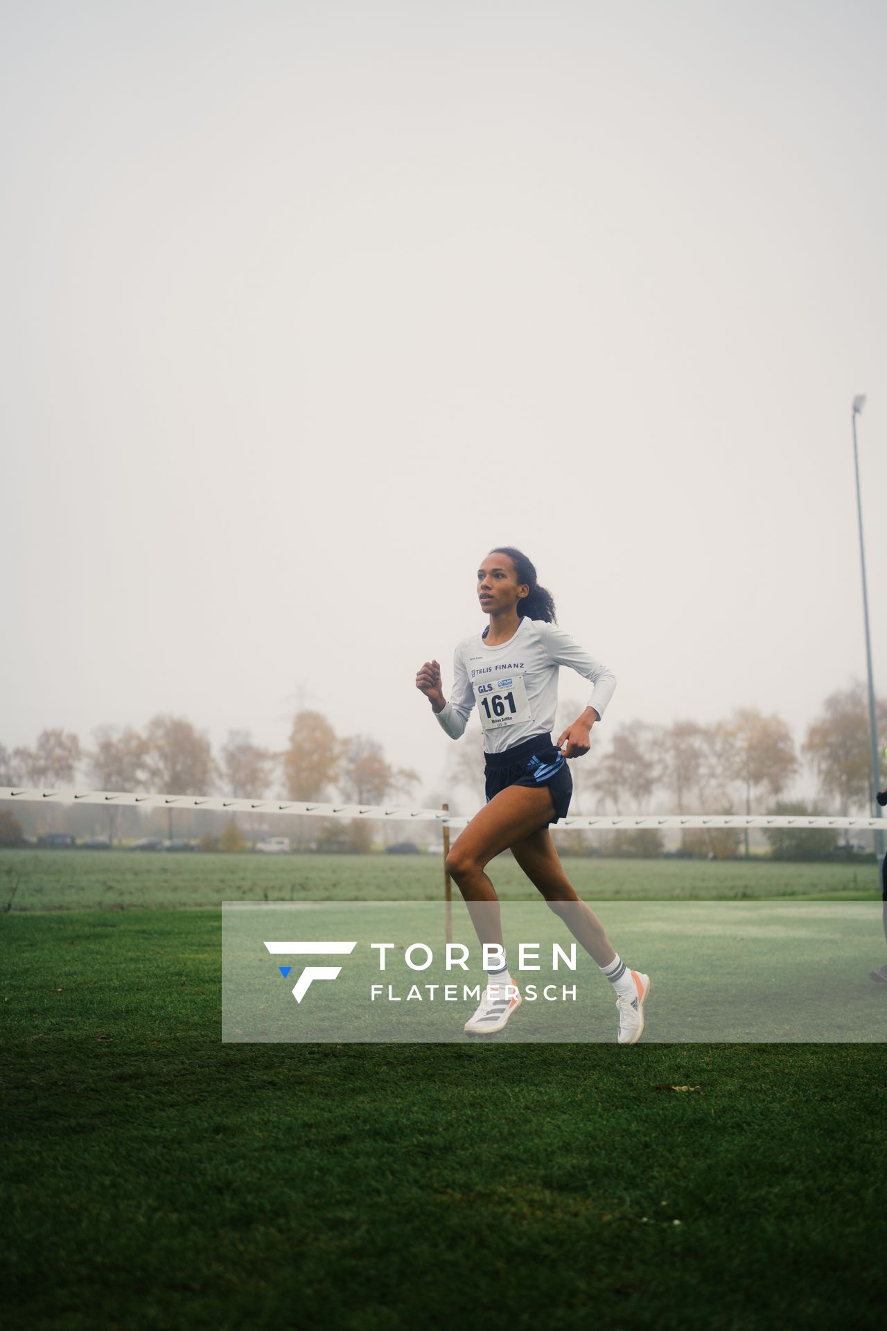 Miriam Dattke (BY/ LG TELIS FINANZ Regensburg) am 26.11.2022 waehrend den deutschen Crosslauf-Meisterschaften auf Sportanlage an der Ringstrasse in Loeningen