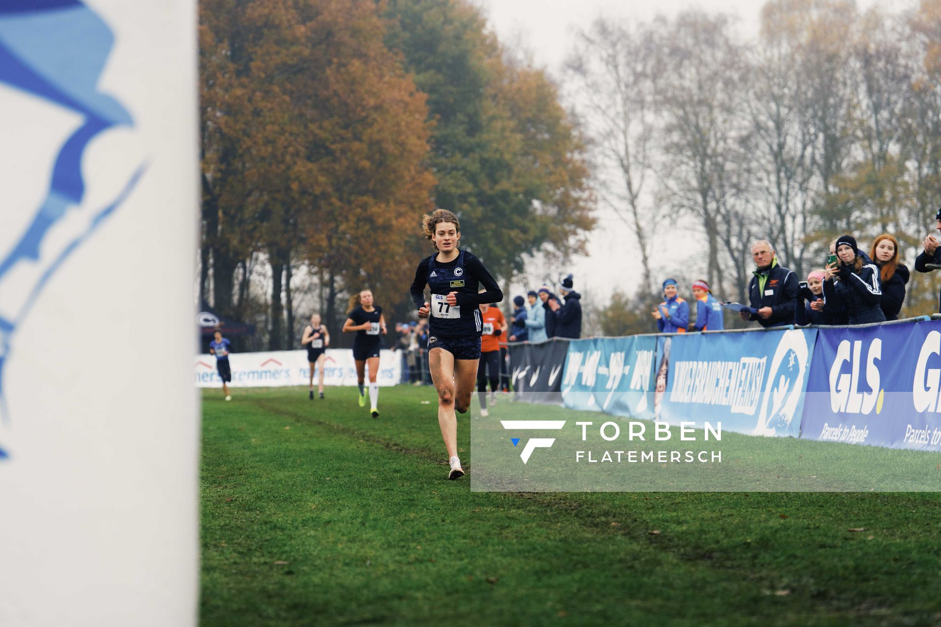 Alina Reh (BE/ SCC Berlin) auf der Zielgeraden am 26.11.2022  waehrend den deutschen Crosslauf-Meisterschaften auf Sportanlage an der Ringstrasse in Loeningen
