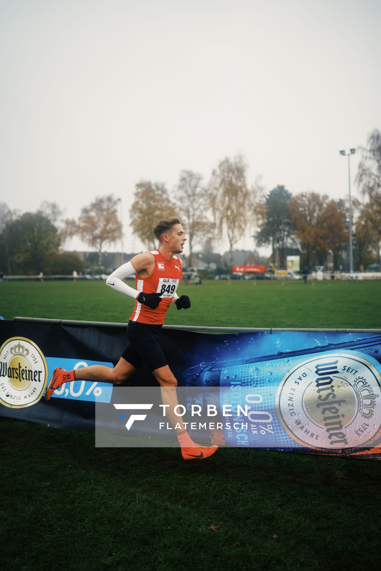 Julian Borgelt (LC Paderborn) am 26.11.2022  waehrend den deutschen Crosslauf-Meisterschaften auf Sportanlage an der Ringstrasse in Loeningen