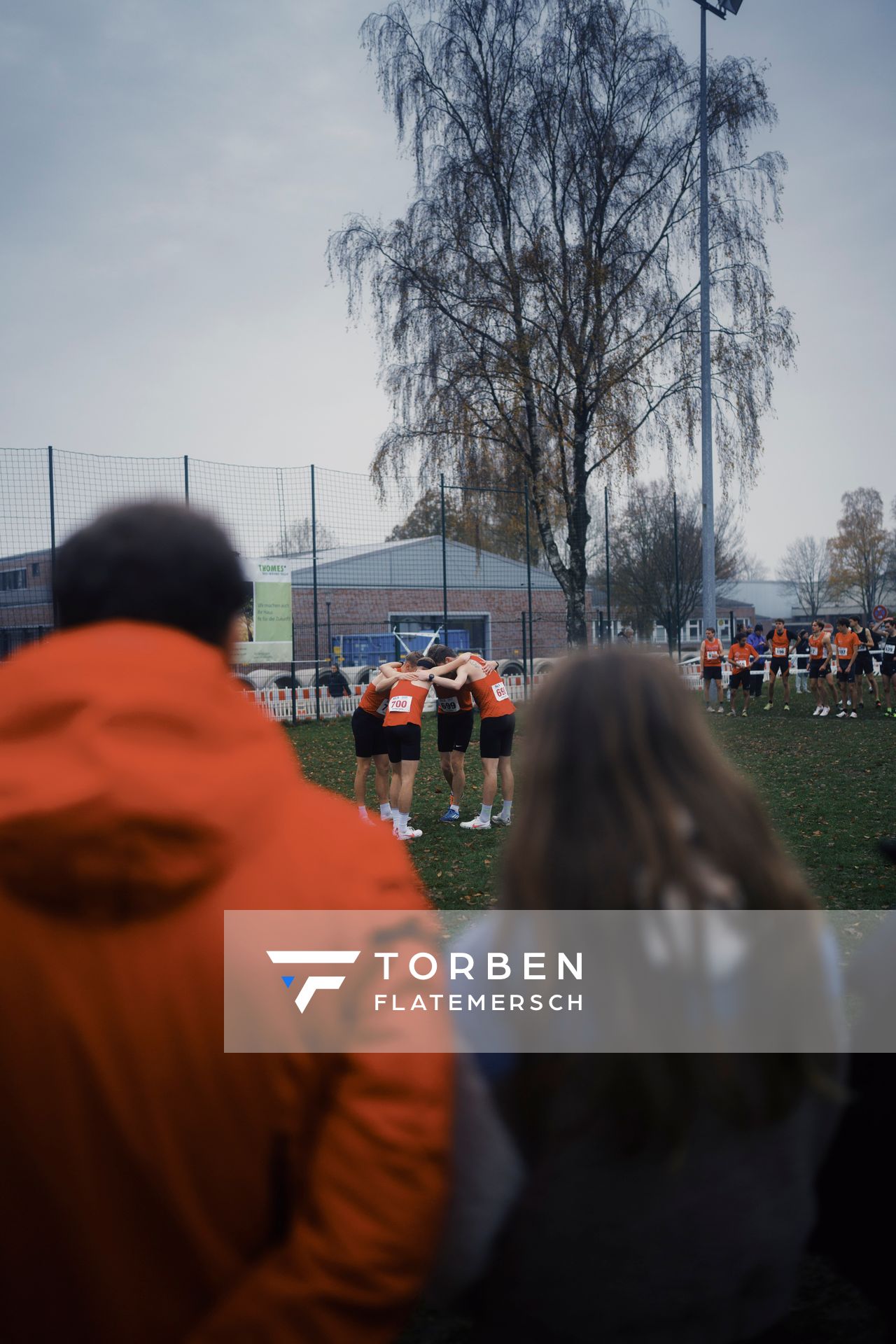 Mannschaft des Bayer 04 Leverkusen am 26.11.2022  waehrend den deutschen Crosslauf-Meisterschaften auf Sportanlage an der Ringstrasse in Loeningen