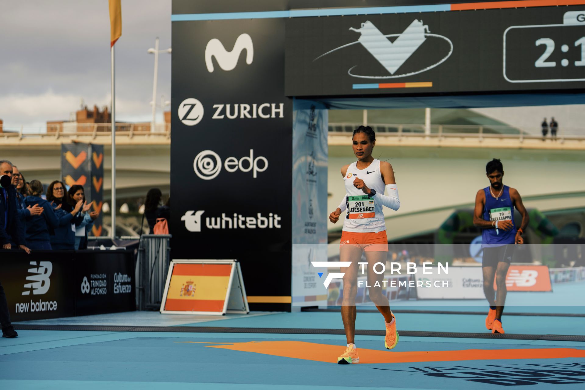 Letesenbet Gidey (ETH) bei ihrem Marathon-Debuet auf der Zielgeraden am 04.12.2022 beim 42th Valencia Marathon Trinidad Alfonso 2022