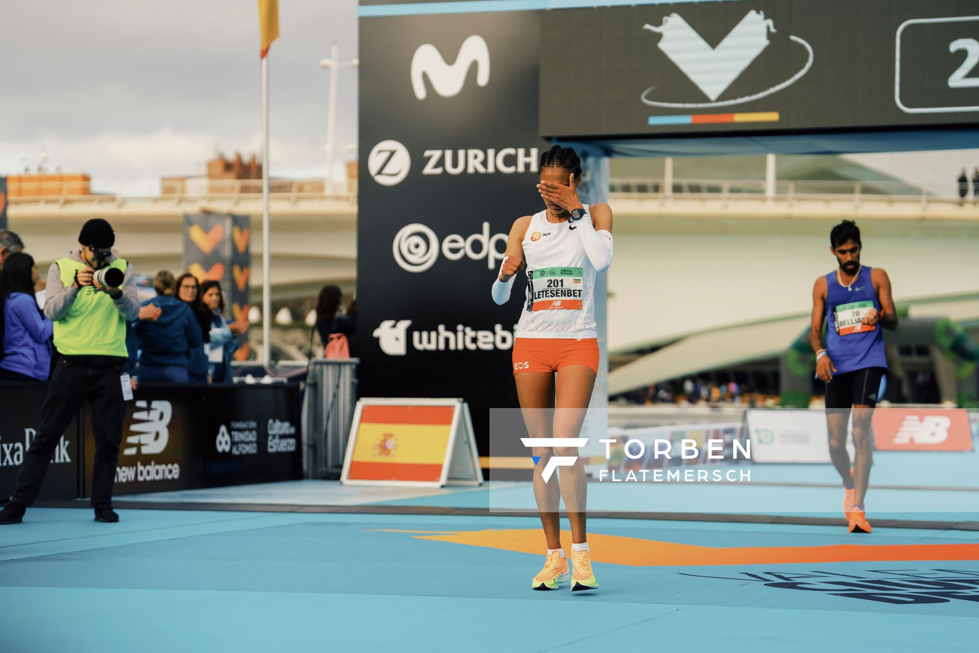 Enttäuschte Letesenbet Gidey (ETH) bei ihrem Marathon-Debuet auf der Zielgeraden am 04.12.2022 beim 42th Valencia Marathon Trinidad Alfonso 2022