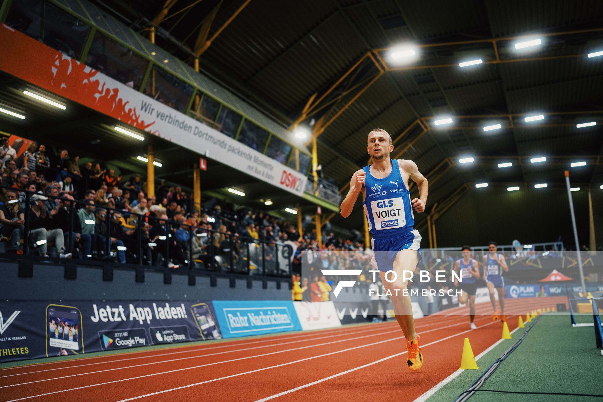 Nils Voigt (TV Wattenscheid 01) ueber 3000m bei den Deutschen Leichtathletik-Hallenmeisterschaften am 18.02.2023 in der Helmut-Koernig-Halle in Dortmund