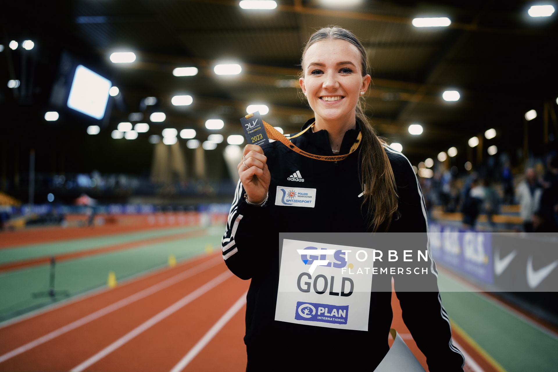 Kira Wittmann (LG Goettingen) mit der Goldmedaille bei den Deutschen Leichtathletik-Hallenmeisterschaften am 18.02.2023 in der Helmut-Koernig-Halle in Dortmund