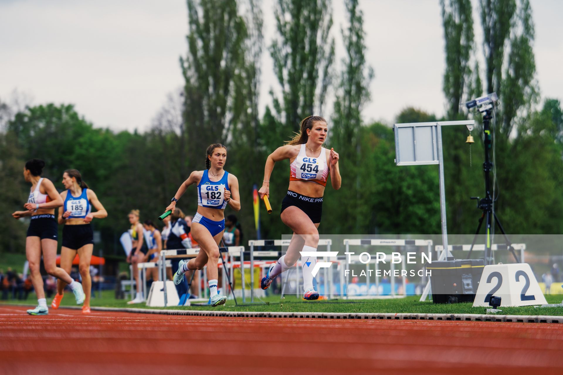 Sarah-Marie Eckerfeld (USC Freiburg), Charlotte Gnoth (StG Duesseldorf) am 29.04.2023 bei den deutschen Meisterschaften Langstaffel in Bietigheim-Bissingen