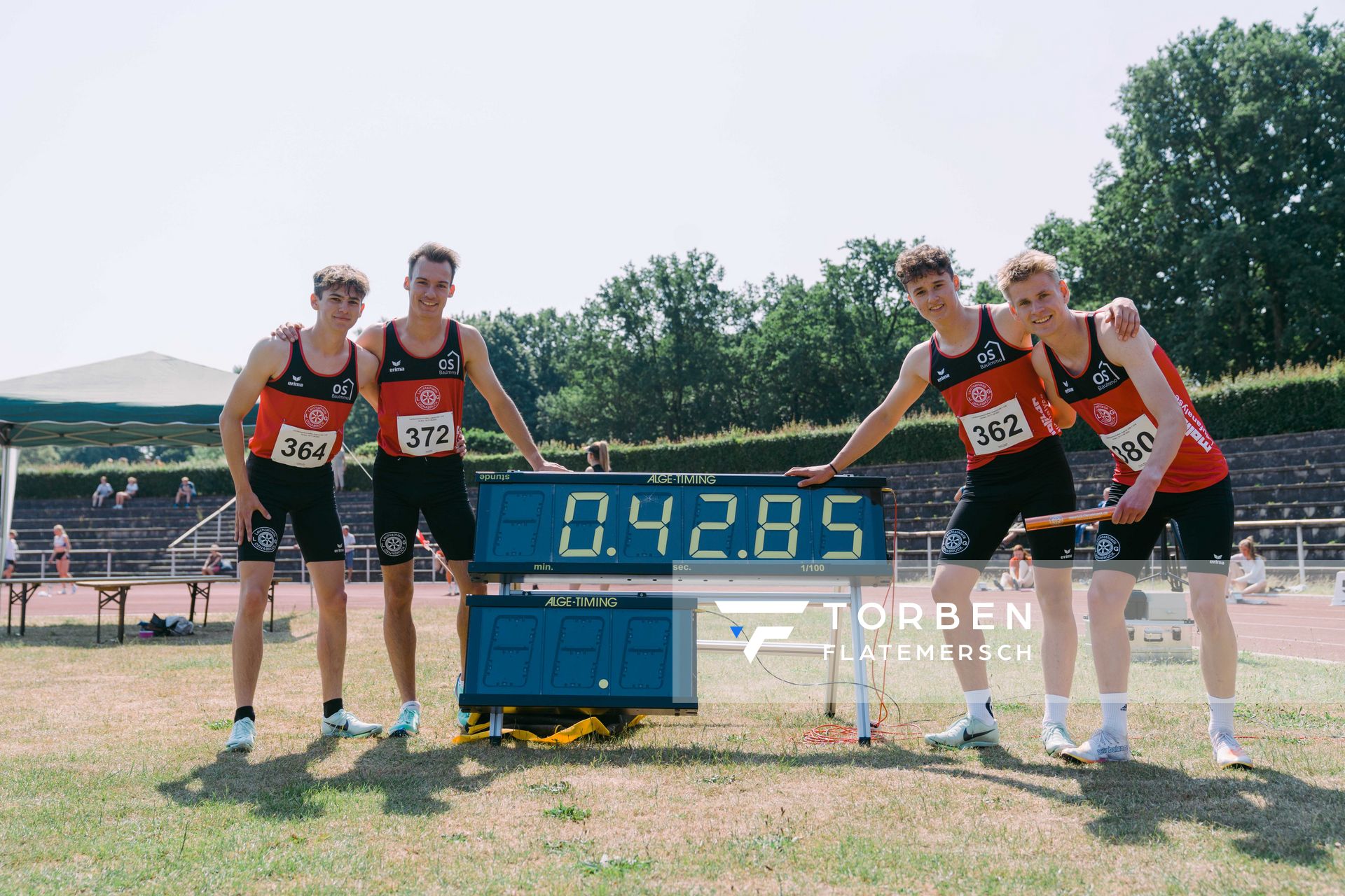 4x100m Staffel der LG Osnabrueck mit Elias Crystalla (LG Osnabrueck), Florian Kroll (LG Osnabrueck), Frederik Baetzel (LG Osnabrueck), Mika Pikutzki (LG Osnabrueck) am 11.06.2023 waehrend den NLV + BLV U20/U16 Landesmeisterschaften im Stadion Berliner Ring in Verden