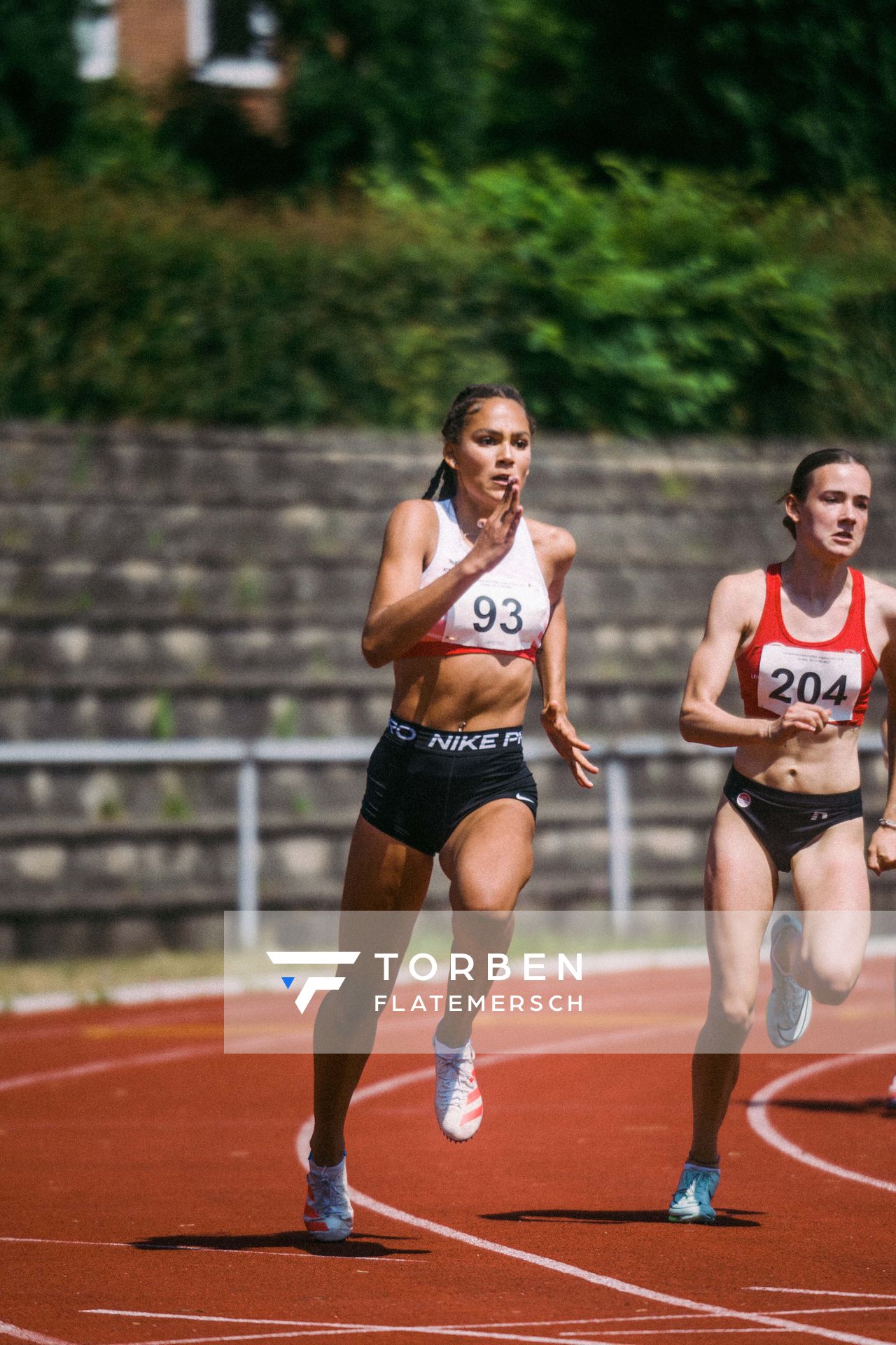 Samira Heygster (FTSV Jahn Brinkum) ueber 200m am 11.06.2023 waehrend den NLV + BLV U20/U16 Landesmeisterschaften im Stadion Berliner Ring in Verden