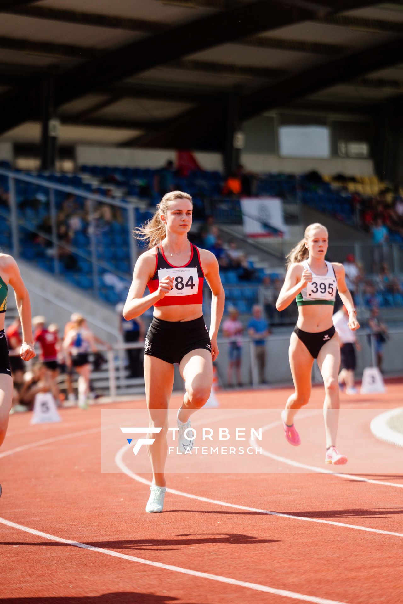 Merle Boettcher (LG Osnabrueck) ueber 800m am 11.06.2023 waehrend den NLV + BLV U20/U16 Landesmeisterschaften im Stadion Berliner Ring in Verden