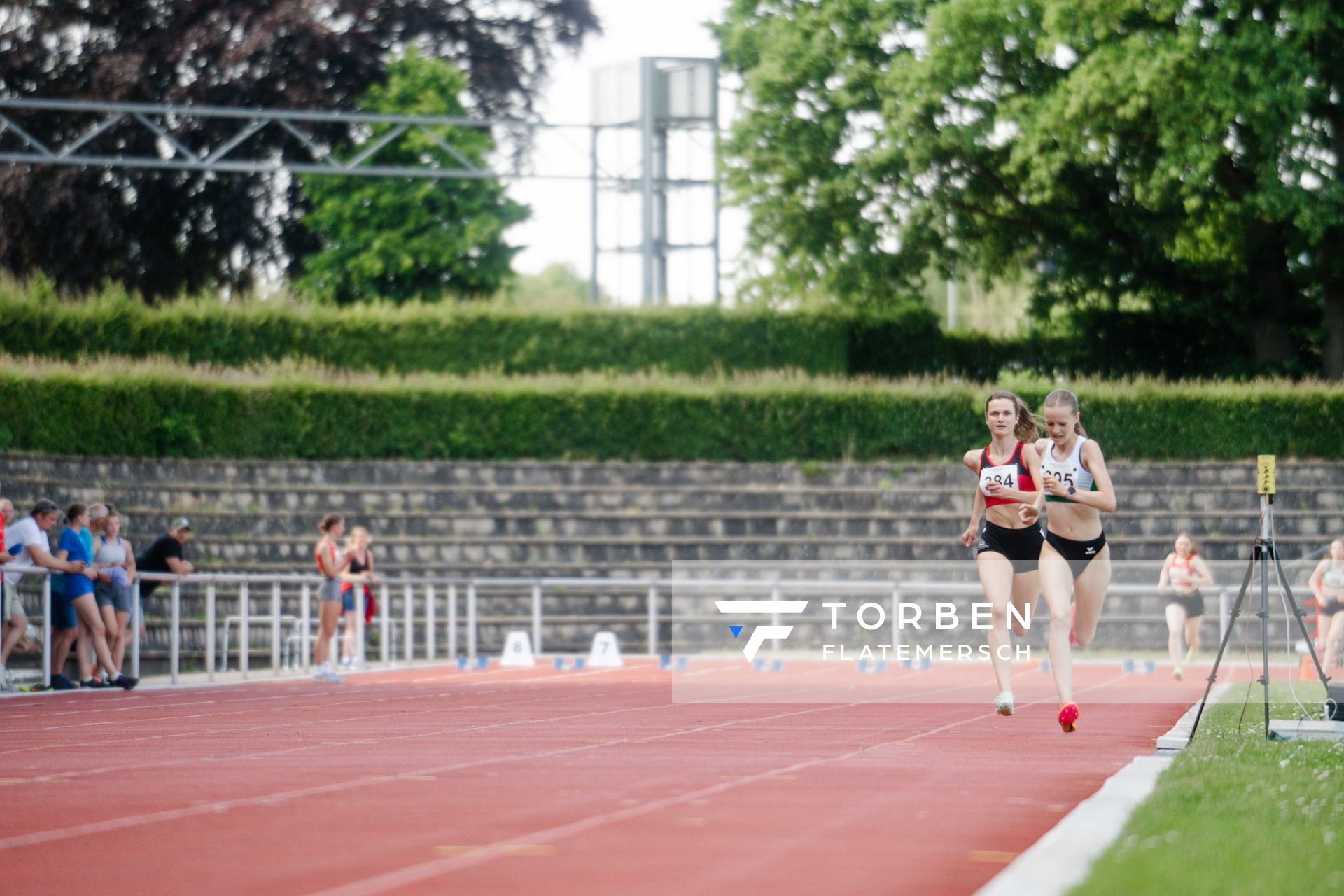 Merle Boettcher (LG Osnabrueck) ueber 800m am 11.06.2023 waehrend den NLV + BLV U20/U16 Landesmeisterschaften im Stadion Berliner Ring in Verden