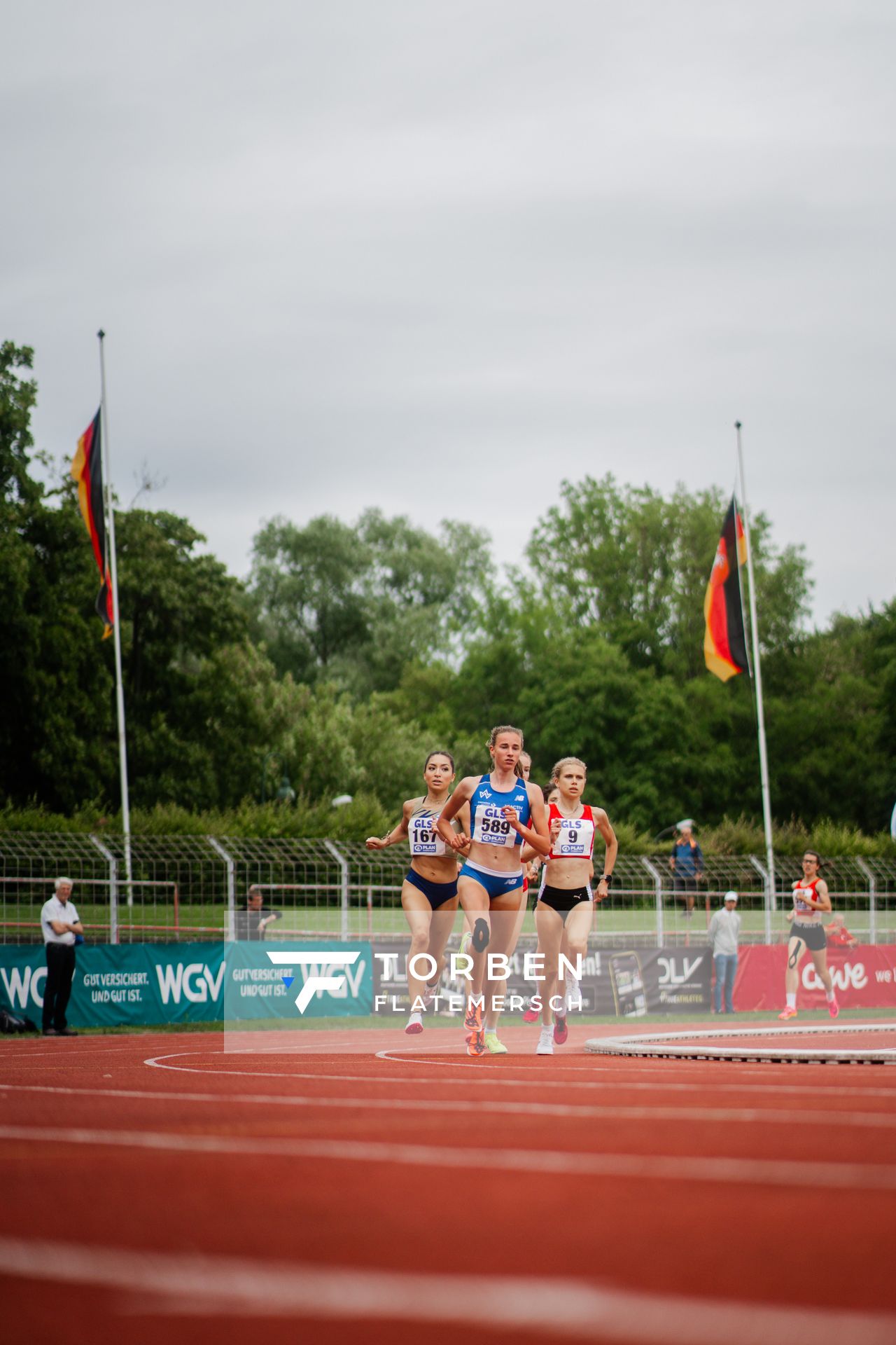 Charlotte Augenstein (Athletics Team Karben), Verena Meisl (TV Wattenscheid 01), Lisa Merkel (LG Region Karlsruhe) im 1500m Vorlauf am 01.07.2023 waehrend den deutschen U23 Leichtathletik-Meisterschaften im Jahnstadion in Göttingen