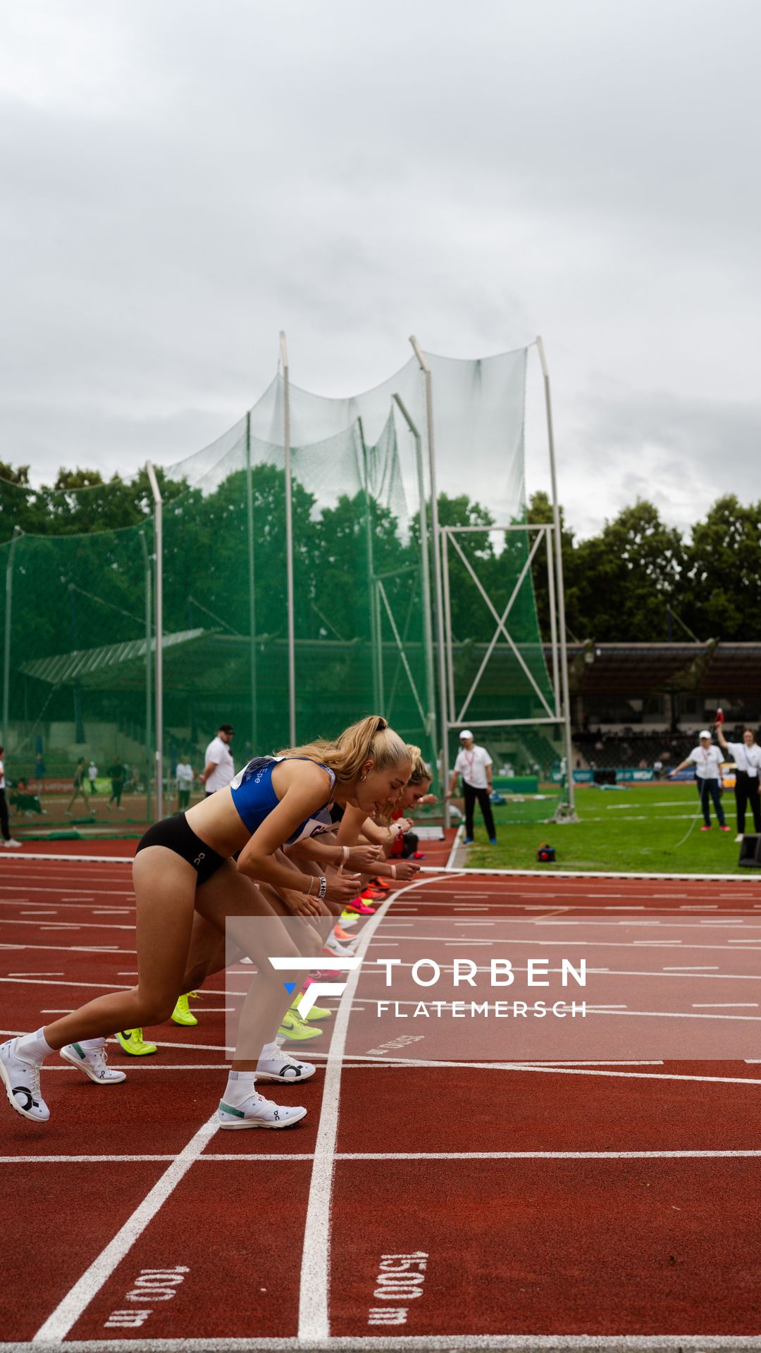 1500m Start der weiblichen Jugend U23 mit Fabiane Meyer (TV Westfalia Epe) am 01.07.2023 waehrend den deutschen U23 Leichtathletik-Meisterschaften im Jahnstadion in Göttingen