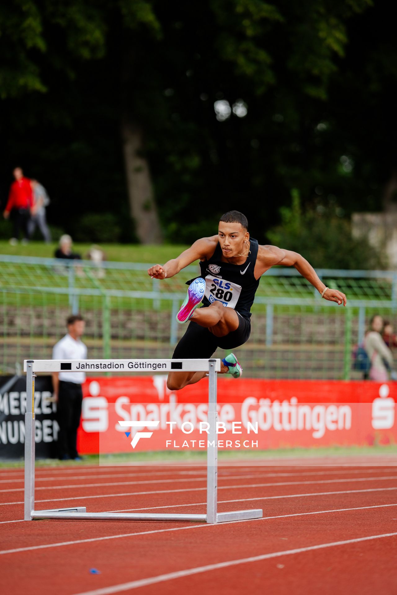 Jordan Gordon (Hannover 96) im 400m Huerden Finale am 02.07.2023 waehrend den deutschen U23 Leichtathletik-Meisterschaften im Jahnstadion in Göttingen