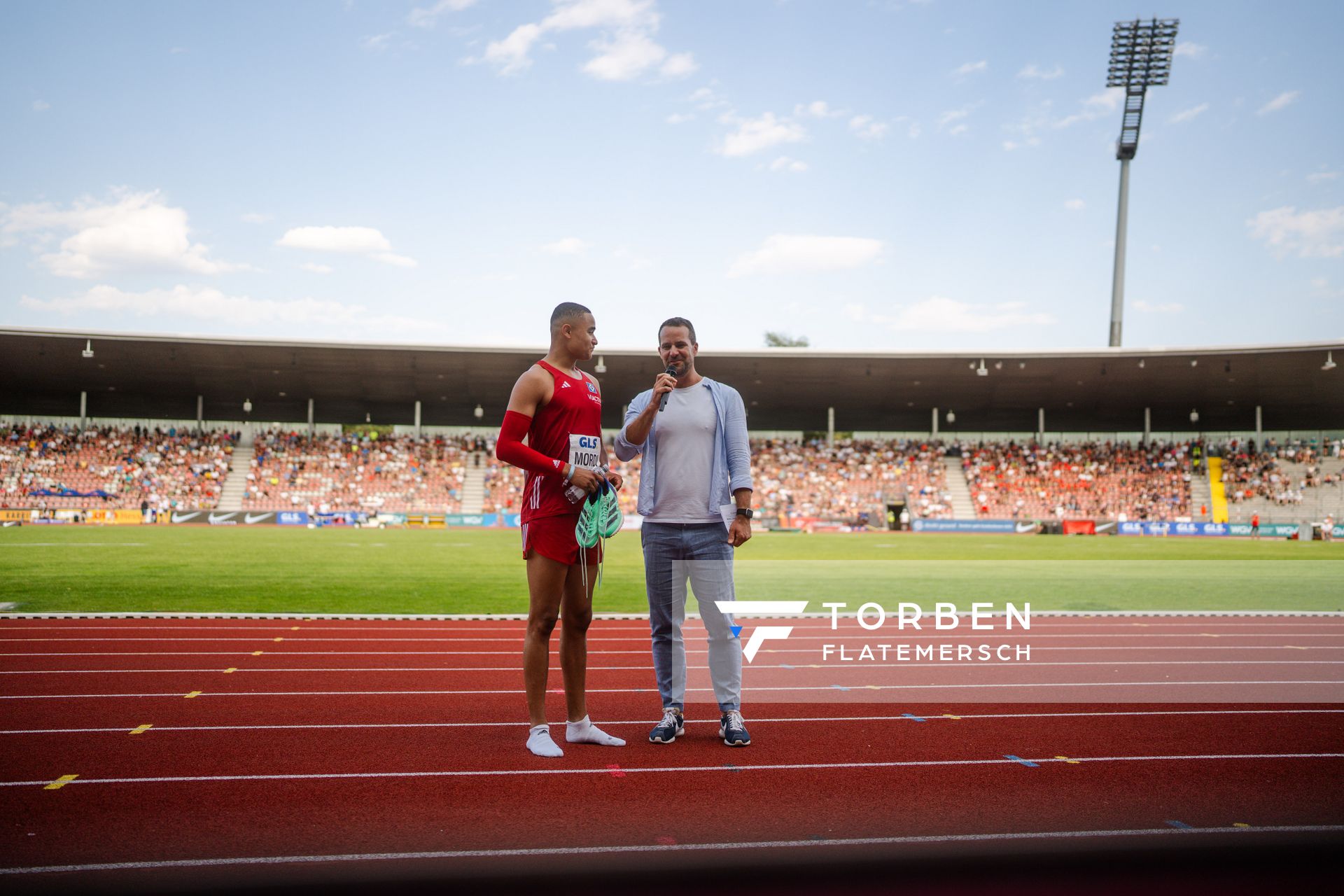 Manuel Mordi (Hamburger SV) im Interview bei Florian Michael Weber während der 113. Deutschen Leichtathletik-Meisterschaften am 08.07.2023 im Auestadion in Kassel