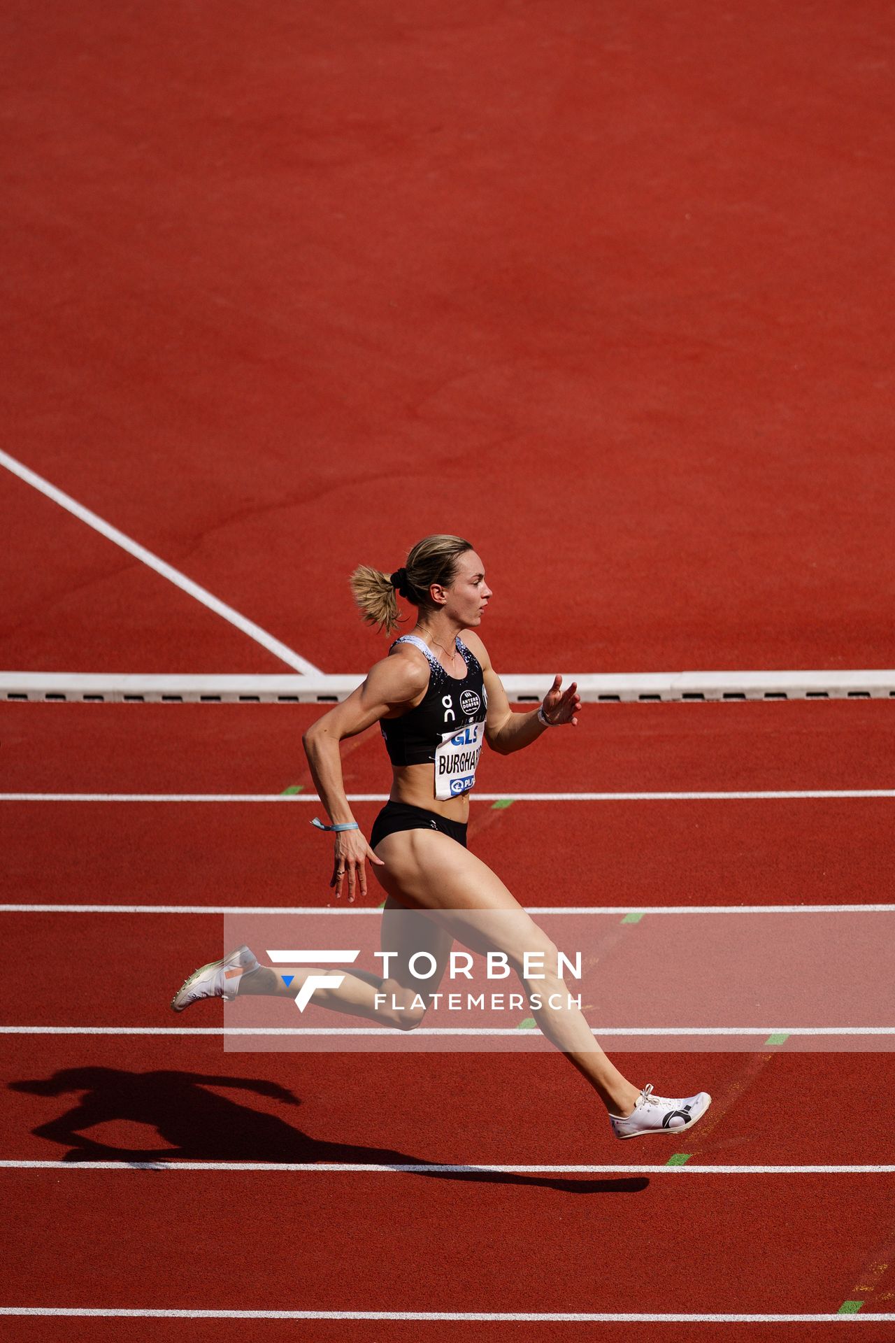 Alexandra Burghardt (LG Gendorf Wacker Burghausen) ueber 200m während der 113. Deutschen Leichtathletik-Meisterschaften am 09.07.2023 im Auestadion in Kassel