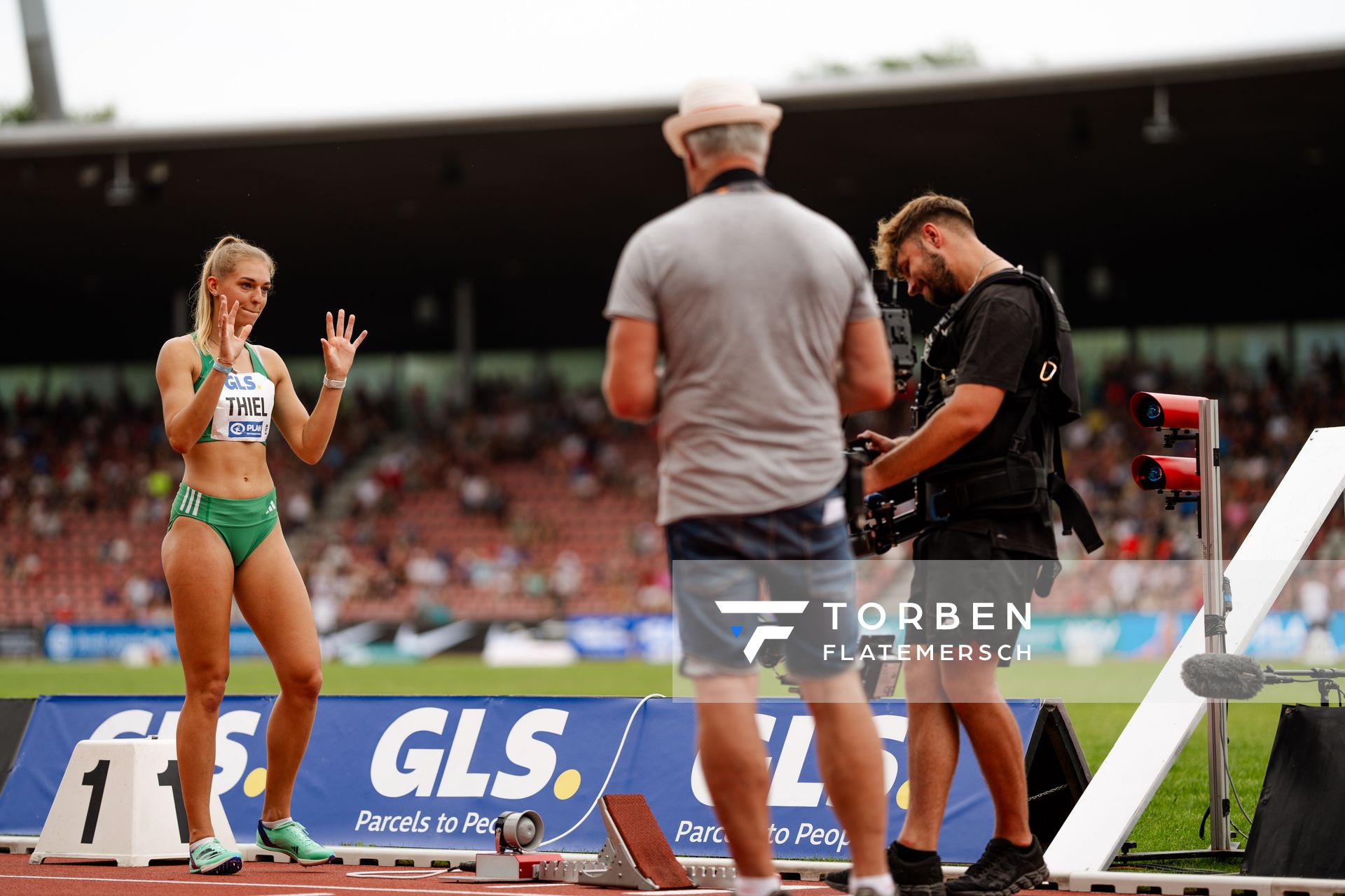 Luna Thiel (Vfl Wolfsburg) am 400m Start während der 113. Deutschen Leichtathletik-Meisterschaften am 09.07.2023 im Auestadion in Kassel