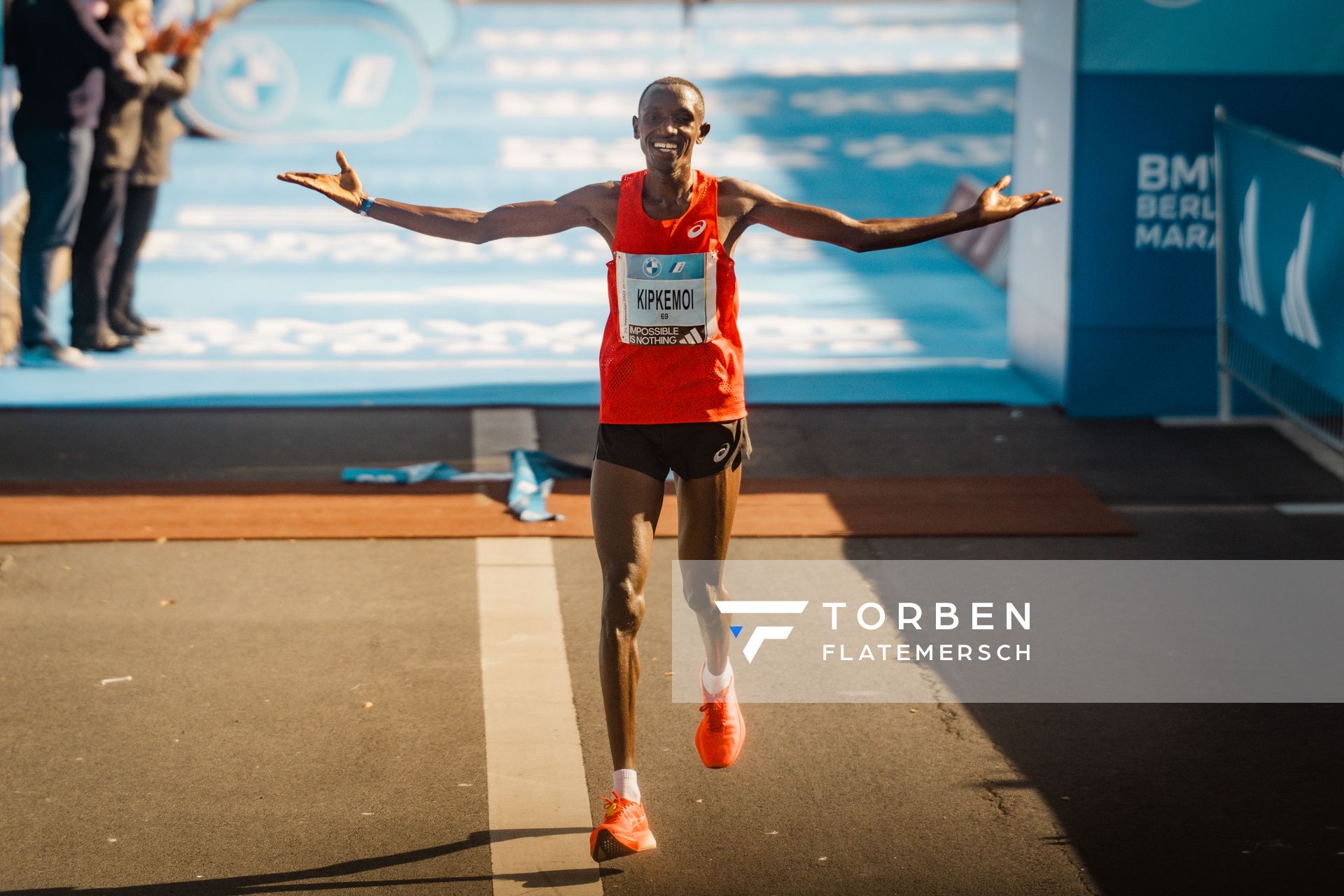Vincent Kipkemoi (KEN/Kenya) auf den letzten Metern am 24.09.2023 beim Berlin Marathon in Berlin