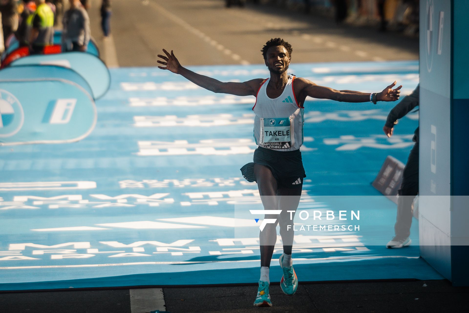 Tadese Takele (ETH/Ethiopia) auf den letzten Metern am 24.09.2023 beim Berlin Marathon in Berlin