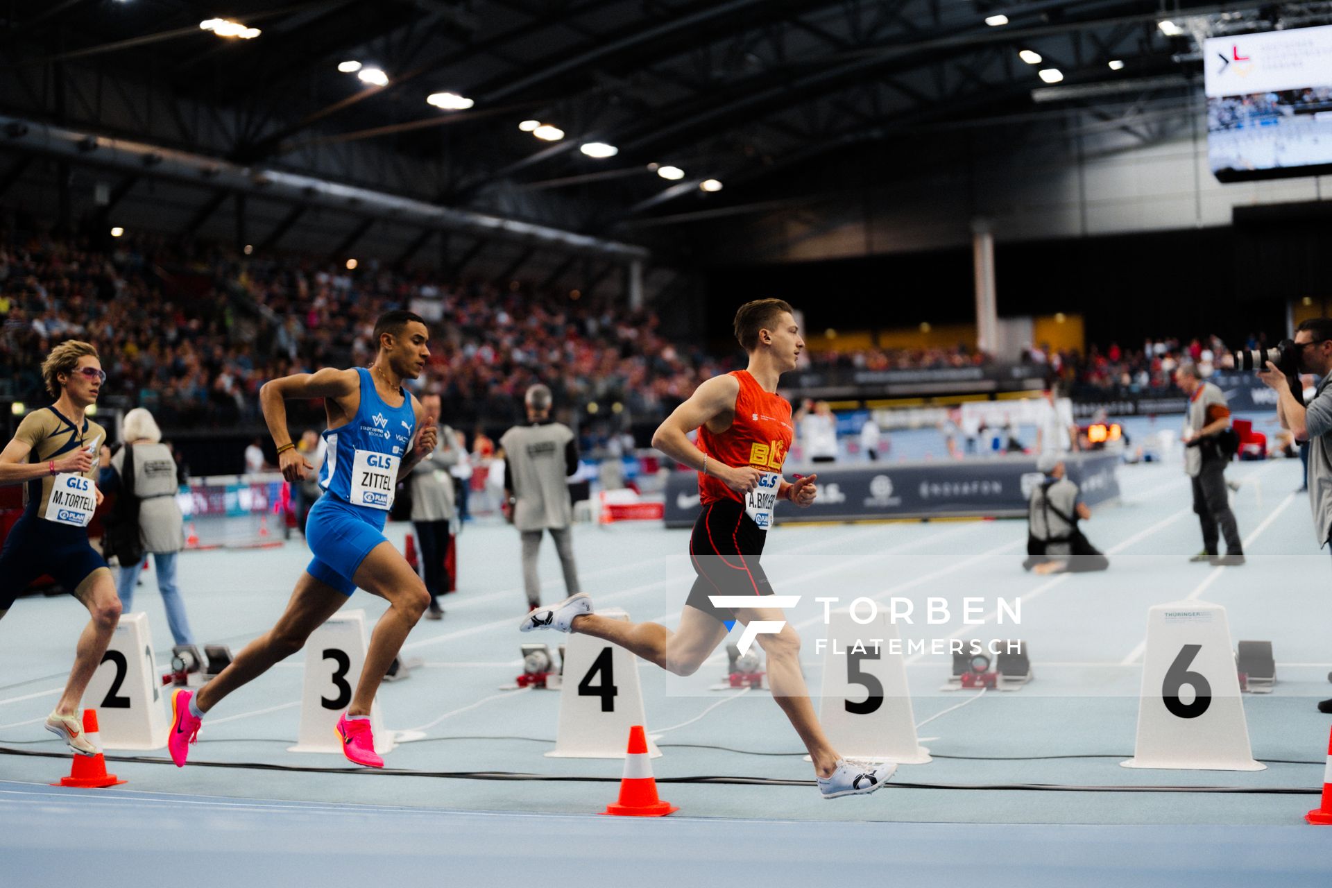 Artur Beimler (Braunschweiger Laufclub), Florian Zittel (TV Wattenscheid 01), Marc Tortell (Athletics Team Karben) am 17.02.2024 während den 71. Deutschen Leichtathletik-Hallenmeisterschaften in der QUARTERBACK Immobilien ARENA in Leipzig