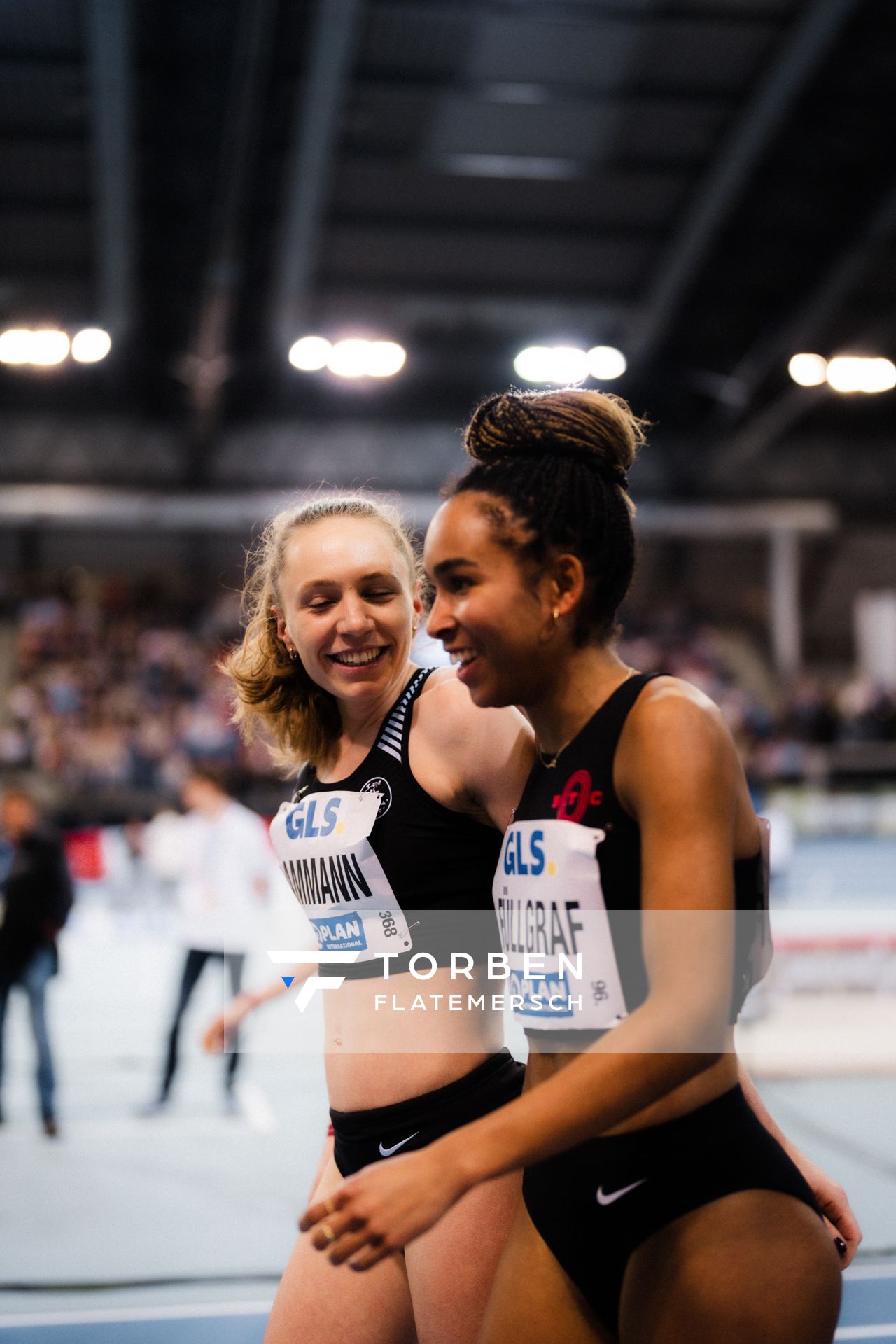 Alina Ammann (TuS Esingen) und Natalie Füllgraf (Berlin Track Club) nach dem 800m Vorlauf am 17.02.2024 während den 71. Deutschen Leichtathletik-Hallenmeisterschaften in der QUARTERBACK Immobilien ARENA in Leipzig