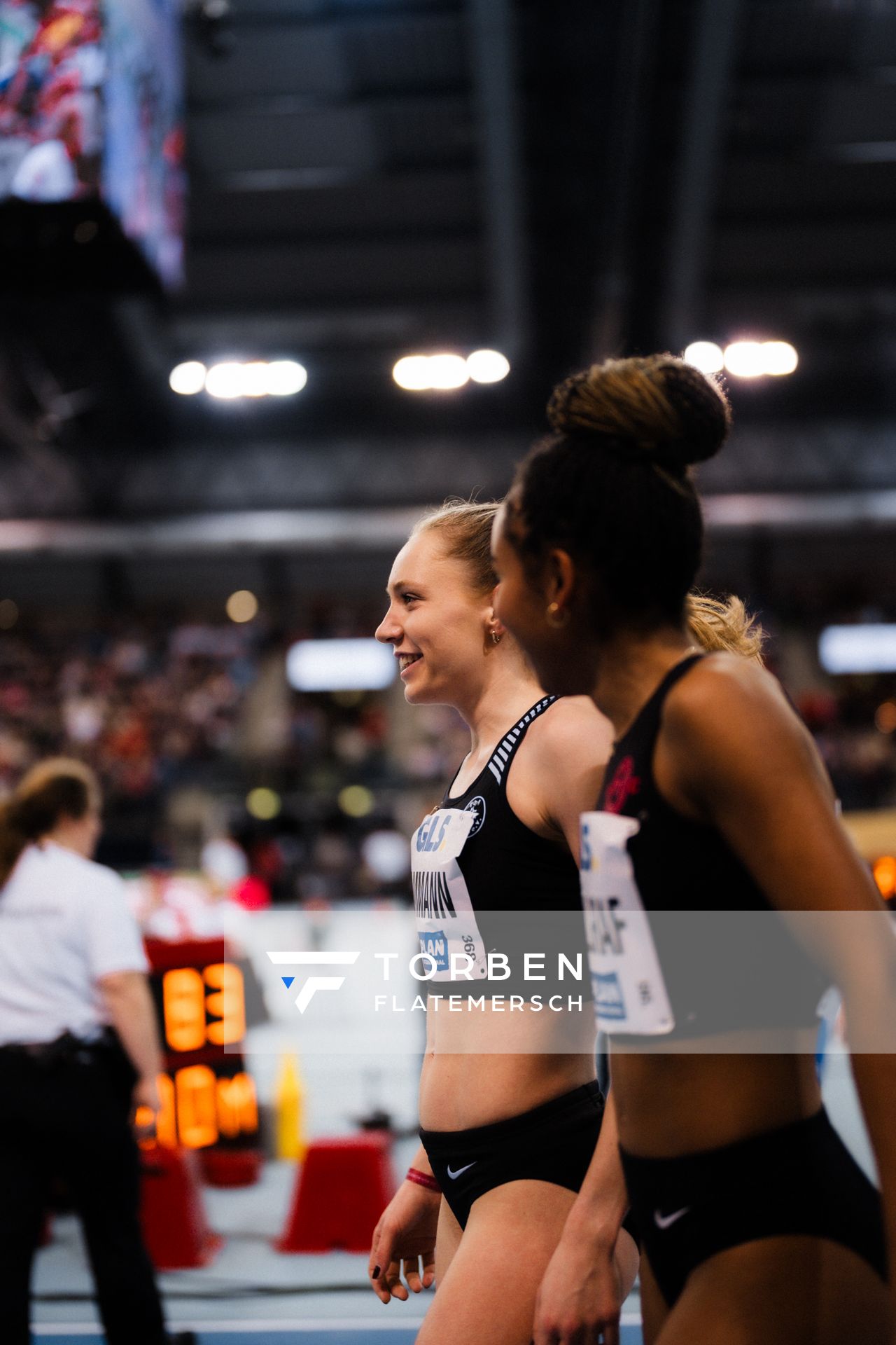 Alina Ammann (TuS Esingen) und Natalie Füllgraf (Berlin Track Club) nach dem 800m Vorlauf am 17.02.2024 während den 71. Deutschen Leichtathletik-Hallenmeisterschaften in der QUARTERBACK Immobilien ARENA in Leipzig