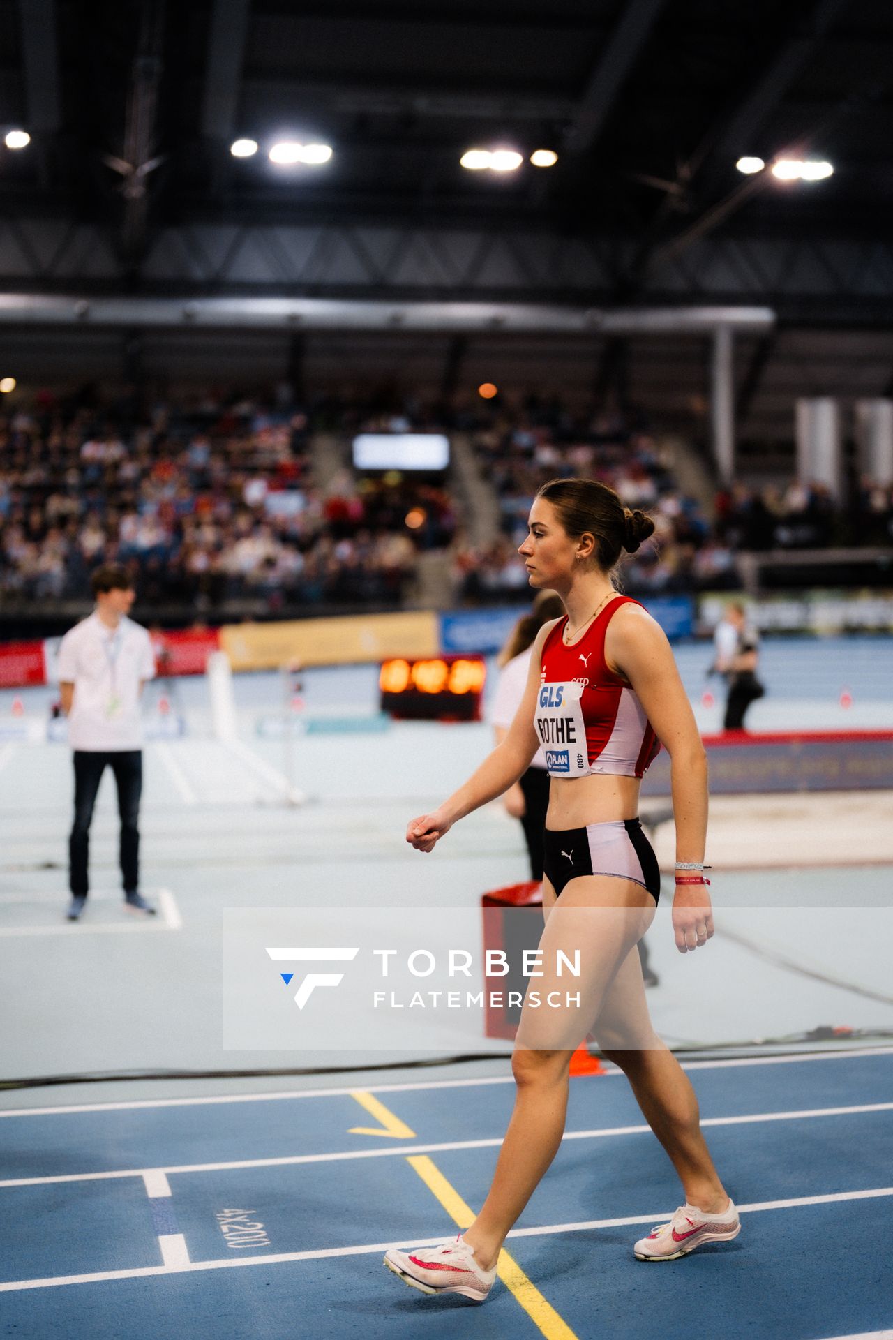 Carolin Bothe (LG Olympia Dortmund) vor dem 800m Vorlauf am 17.02.2024 während den 71. Deutschen Leichtathletik-Hallenmeisterschaften in der QUARTERBACK Immobilien ARENA in Leipzig