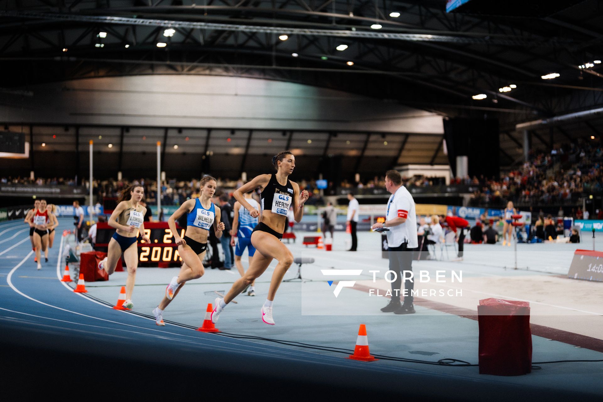 Christina Hering (LG Stadtwerke München), Laura Wilhelm (LAV Stadtwerke Tübingen), Lara Tortell (Athletics Team Karben) im 800m Vorlauf am 17.02.2024 während den 71. Deutschen Leichtathletik-Hallenmeisterschaften in der QUARTERBACK Immobilien ARENA in Leipzig