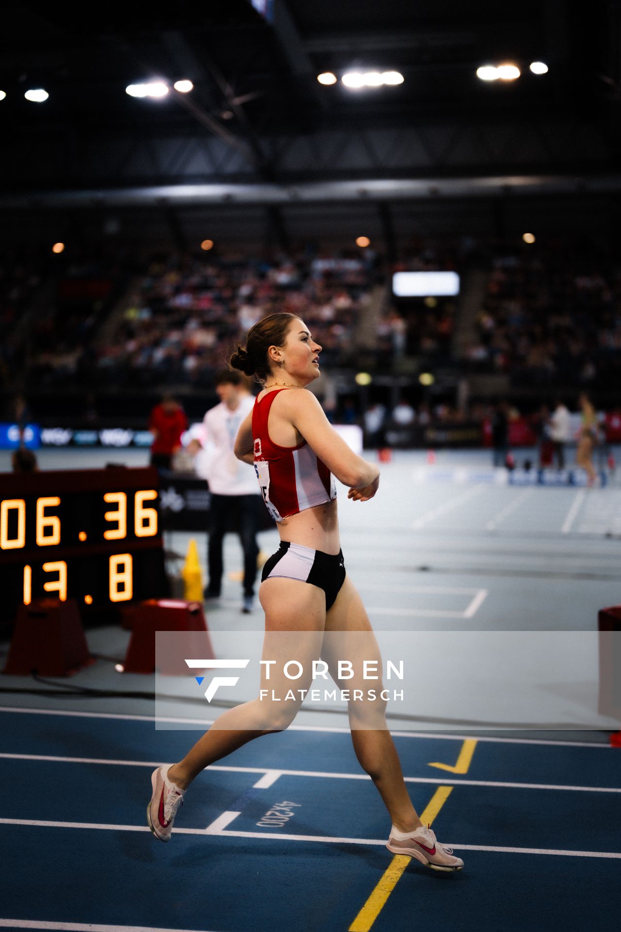 Carolin Bothe (LG Olympia Dortmund) im 800m Vorlauf am 17.02.2024 während den 71. Deutschen Leichtathletik-Hallenmeisterschaften in der QUARTERBACK Immobilien ARENA in Leipzig