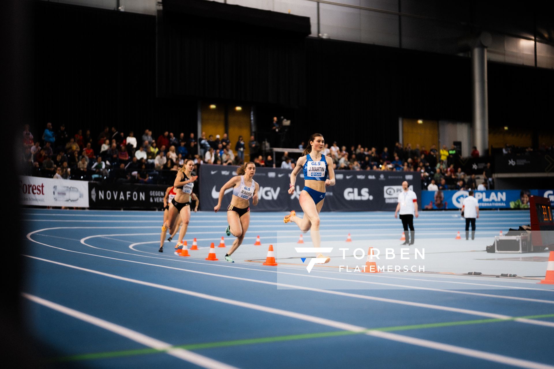 Johanna Martin (1. LAV Rostock) vor Mona Mayer (LG TELIS FINANZ Regensburg) am 17.02.2024 während den 71. Deutschen Leichtathletik-Hallenmeisterschaften in der QUARTERBACK Immobilien ARENA in Leipzig