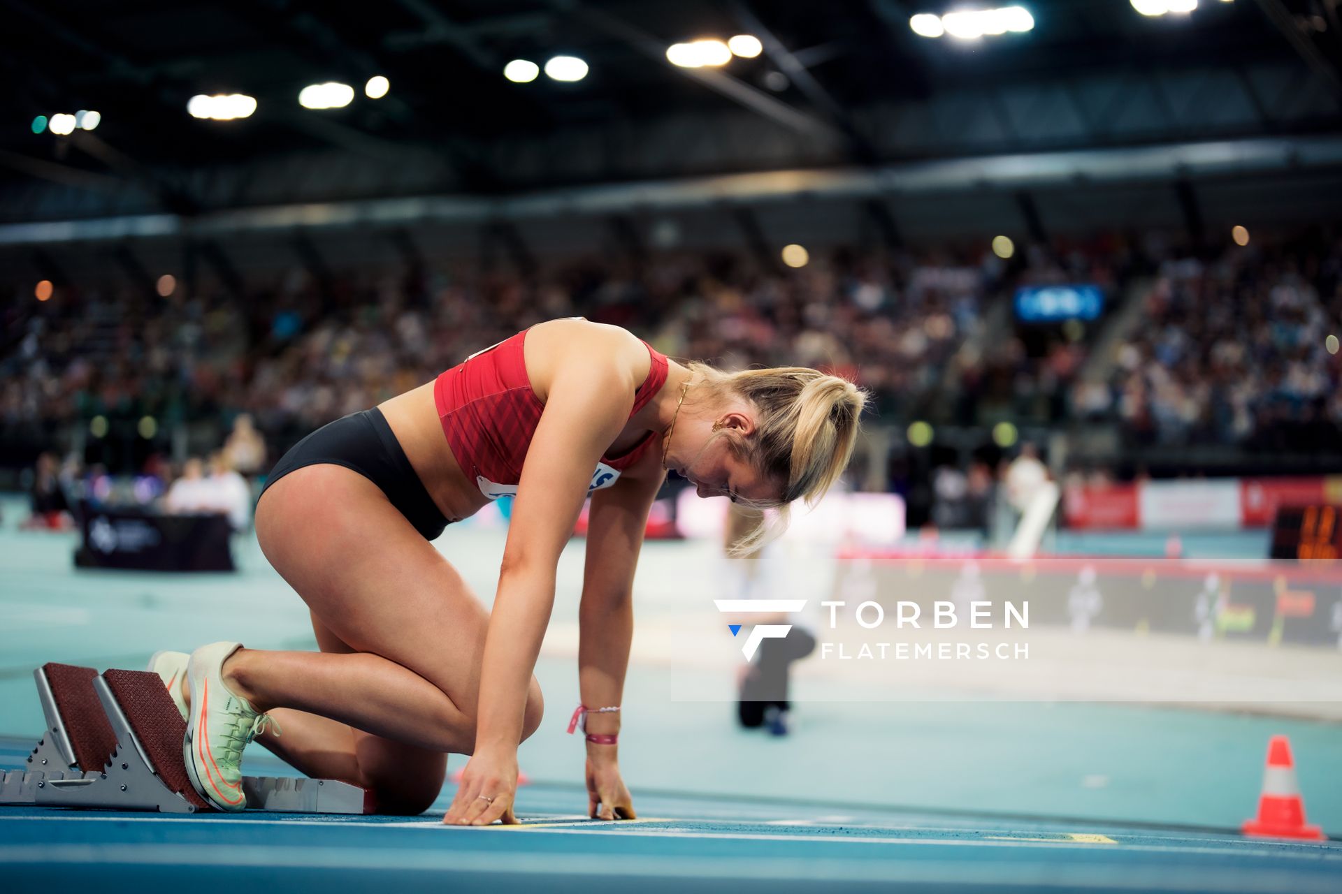 Alica Schmidt (SCC Berlin) vor dem 400m Vorlauf am 17.02.2024 während den 71. Deutschen Leichtathletik-Hallenmeisterschaften in der QUARTERBACK Immobilien ARENA in Leipzig