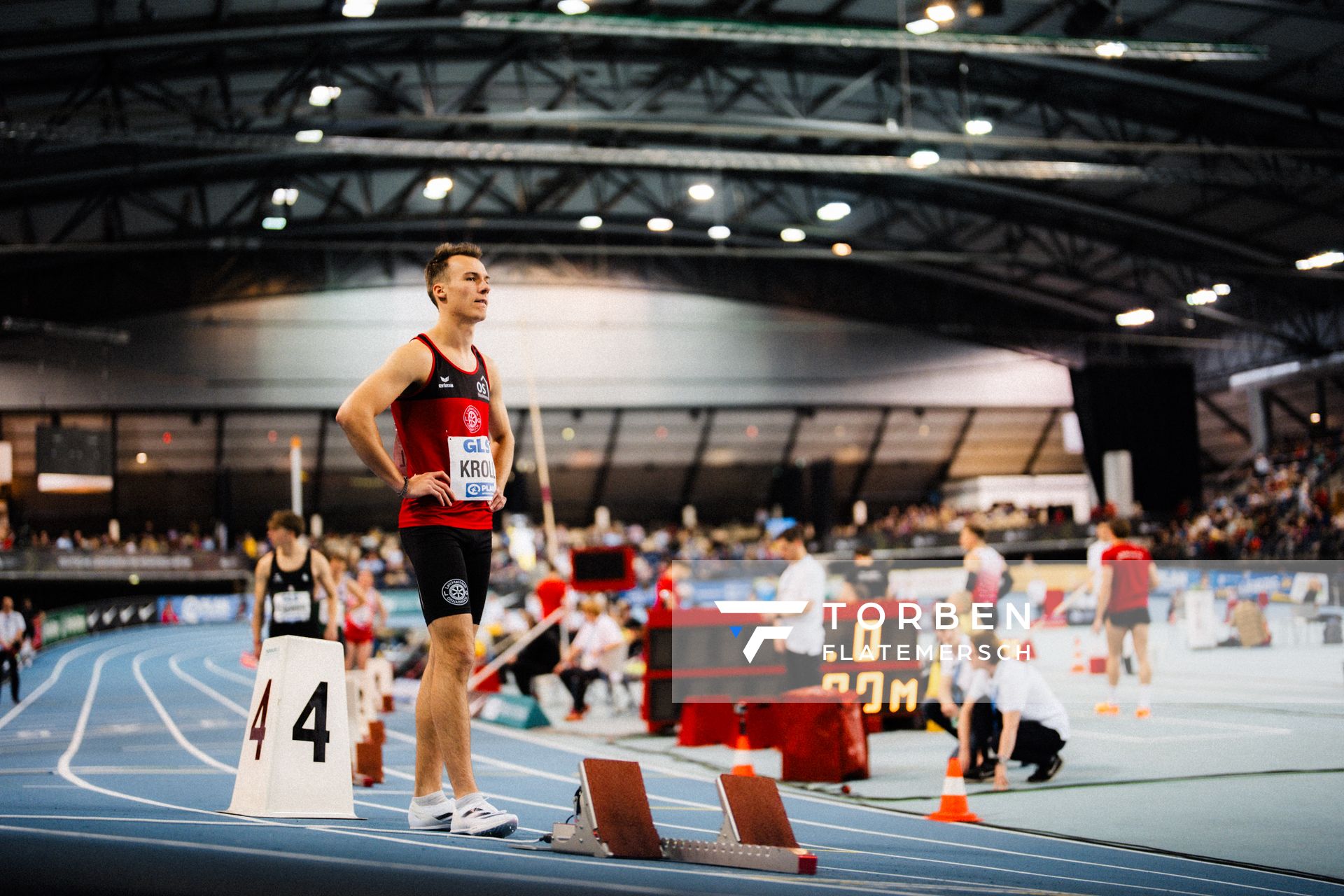 Florian Kroll (LG Osnabrück) vor dem 800m Lauf am 17.02.2024 während den 71. Deutschen Leichtathletik-Hallenmeisterschaften in der QUARTERBACK Immobilien ARENA in Leipzig