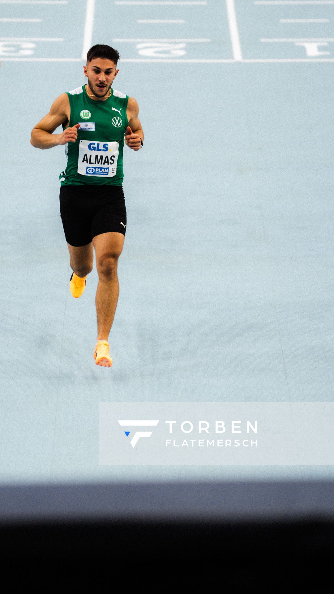 Florian Kroll (LG Osnabrück) vor dem 800m Lauf am 17.02.2024 während den 71. Deutschen Leichtathletik-Hallenmeisterschaften in der QUARTERBACK Immobilien ARENA in Leipzig