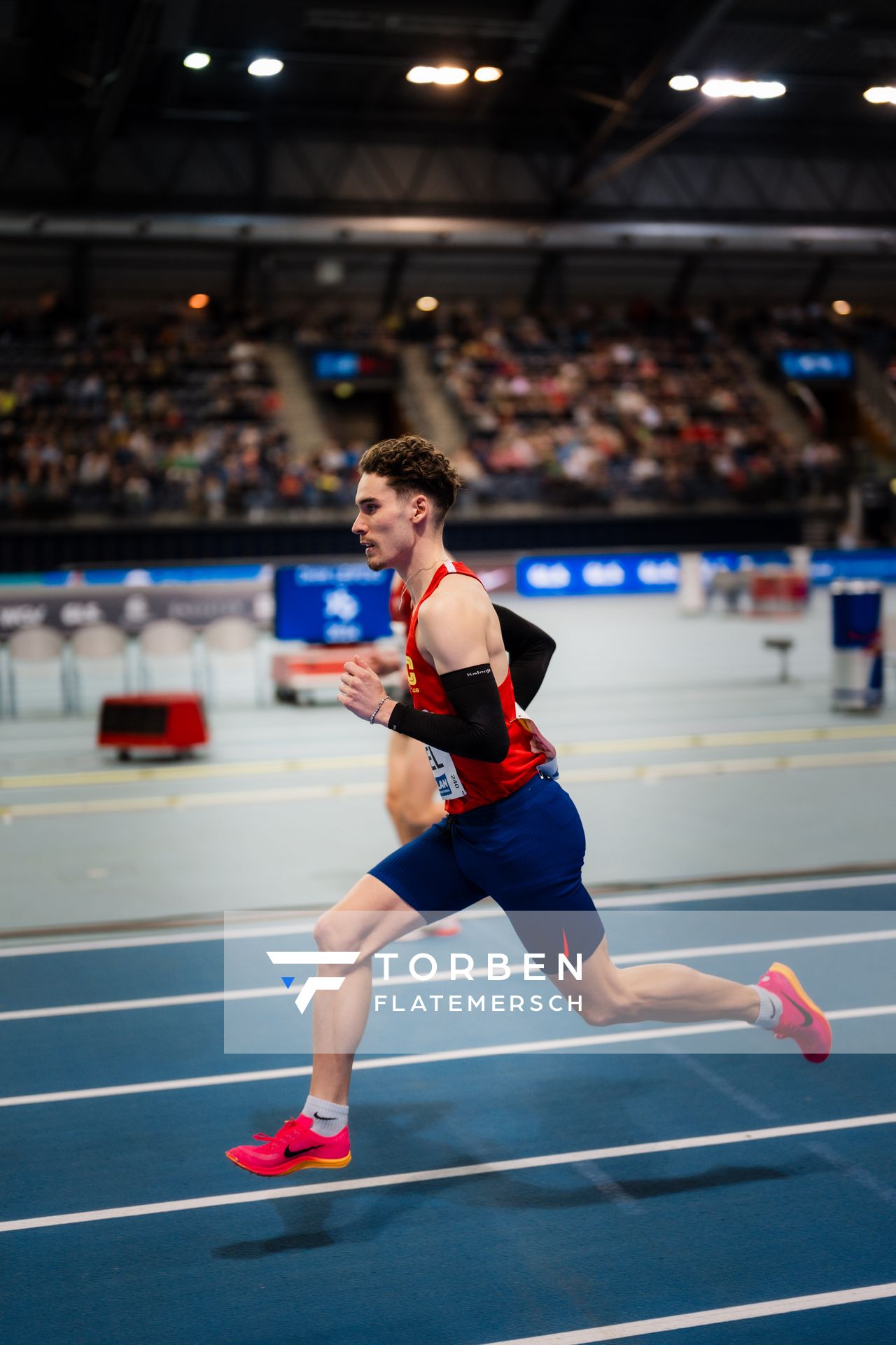 Felix Ebel (Braunschweiger Laufclub) vor dem 3000m Finale am 17.02.2024 während den 71. Deutschen Leichtathletik-Hallenmeisterschaften in der QUARTERBACK Immobilien ARENA in Leipzig