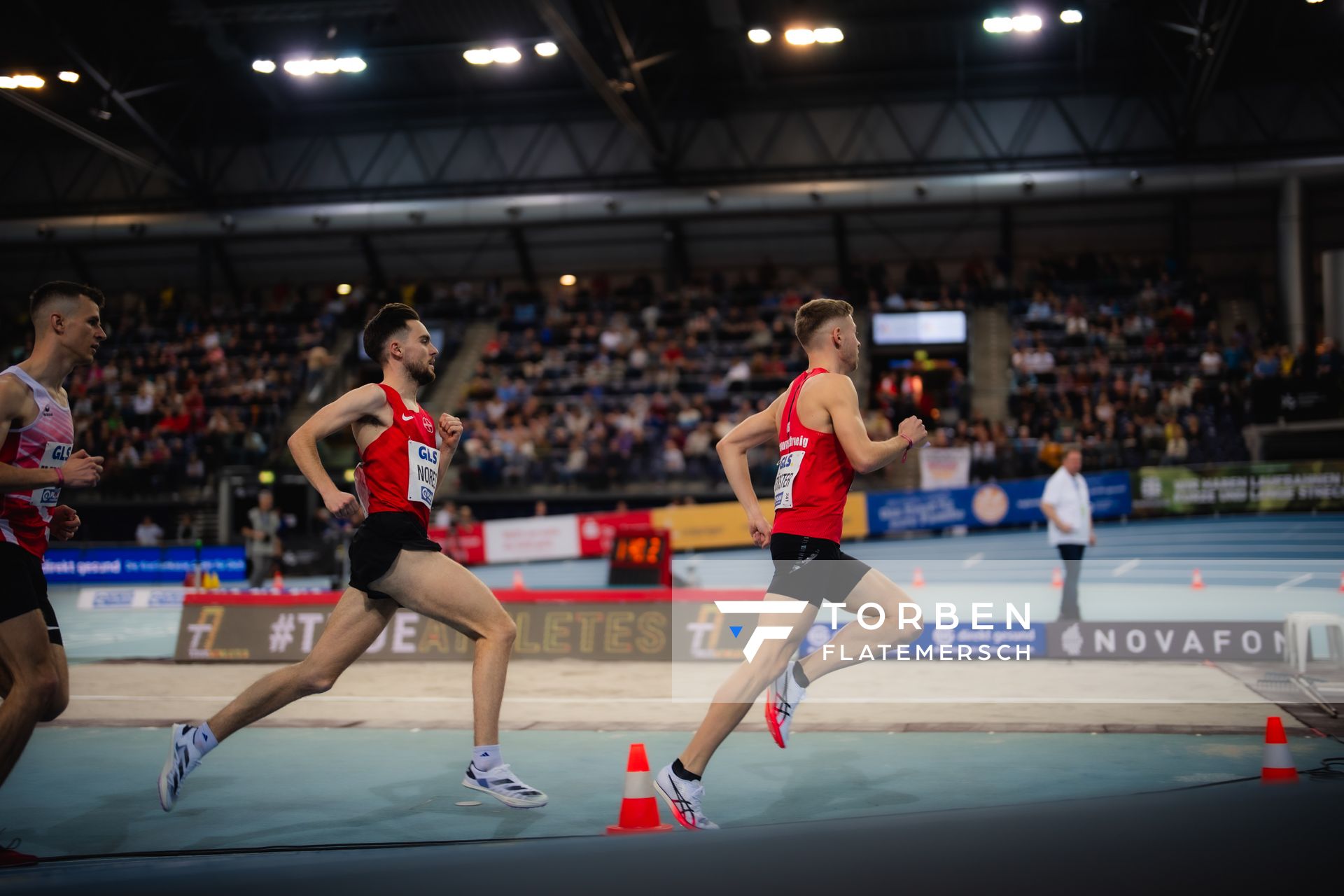 Max Nores (TSV Bayer 04 Leverkusen) hinter Tom Förster (LG Braunschweig) im 3000m Finale am 17.02.2024 während den 71. Deutschen Leichtathletik-Hallenmeisterschaften in der QUARTERBACK Immobilien ARENA in Leipzig