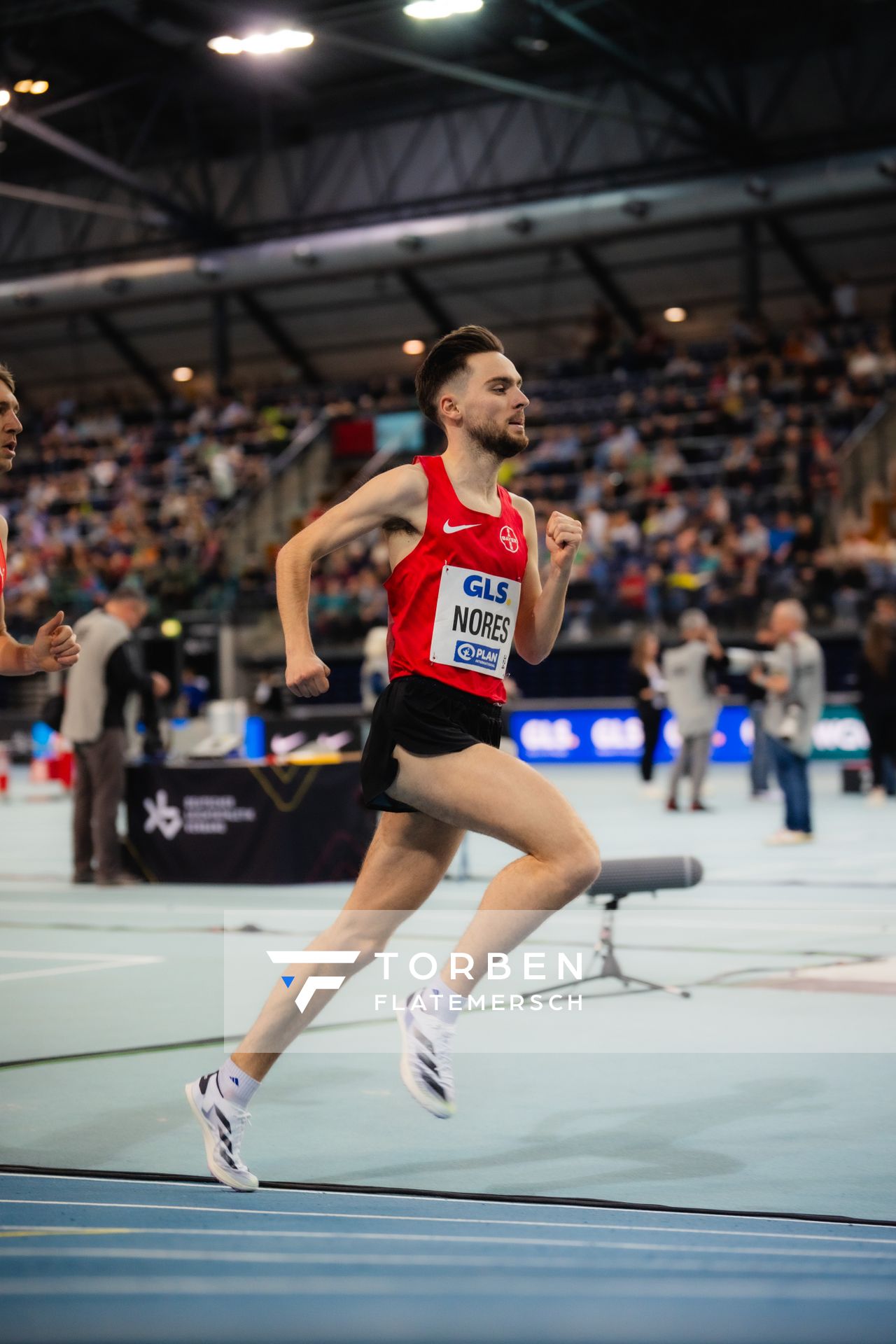 Max Nores (TSV Bayer 04 Leverkusen) im 3000m Finale am 17.02.2024 während den 71. Deutschen Leichtathletik-Hallenmeisterschaften in der QUARTERBACK Immobilien ARENA in Leipzig