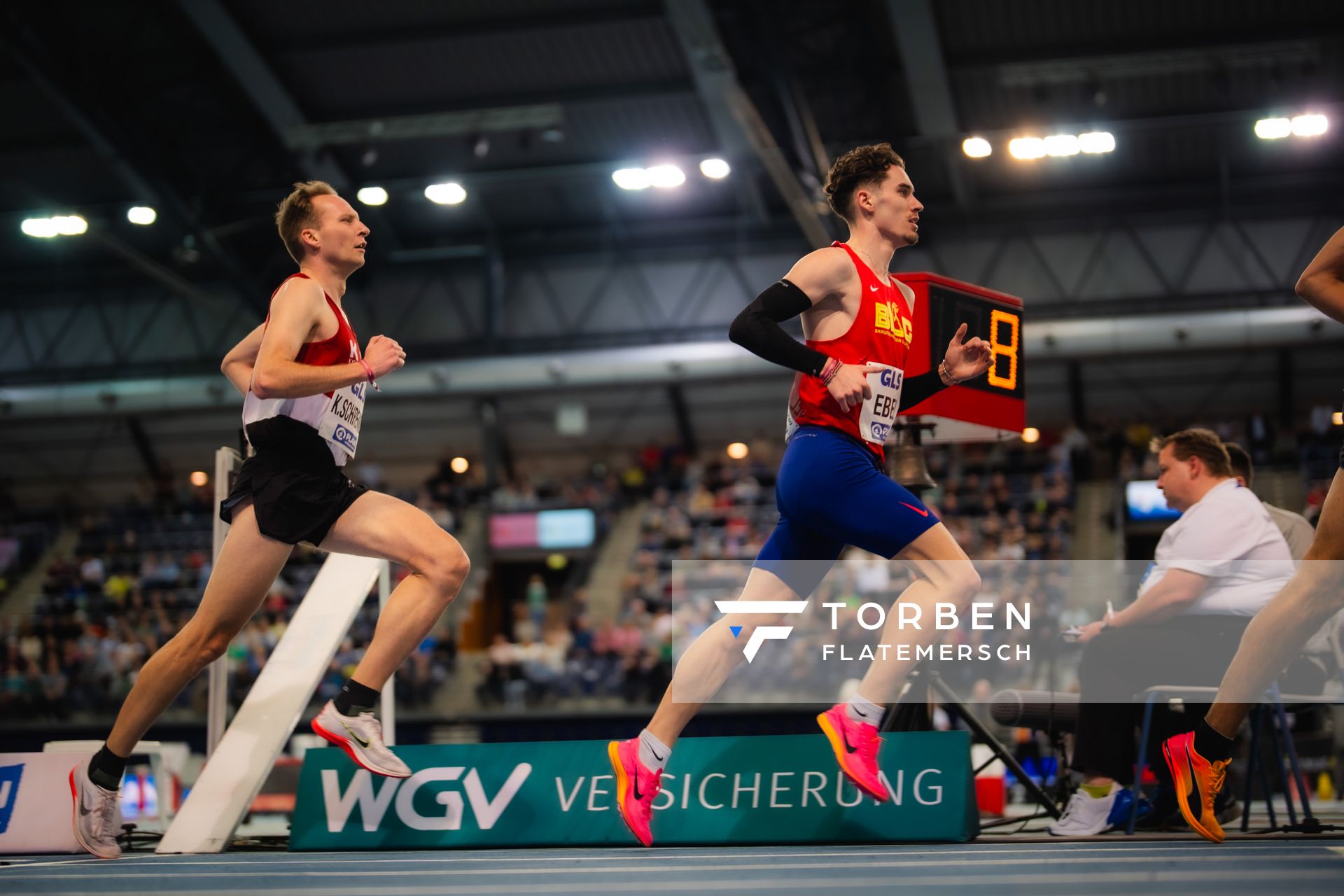 Felix Ebel (Braunschweiger Laufclub) vor Kilian Schreiner (ASC 1990 Breidenbach) im 3000m Finale am 17.02.2024 während den 71. Deutschen Leichtathletik-Hallenmeisterschaften in der QUARTERBACK Immobilien ARENA in Leipzig