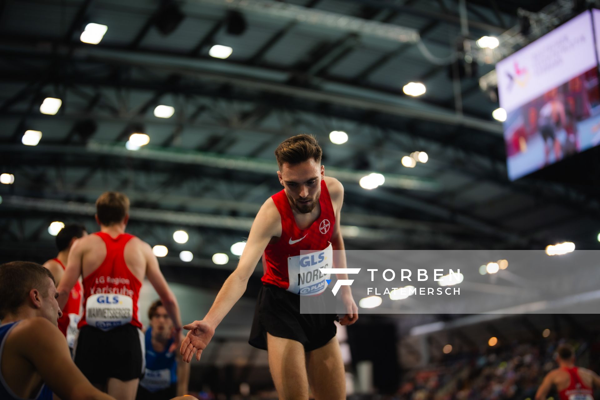 Max Nores (TSV Bayer 04 Leverkusen) klatscht ab am 17.02.2024 während den 71. Deutschen Leichtathletik-Hallenmeisterschaften in der QUARTERBACK Immobilien ARENA in Leipzig