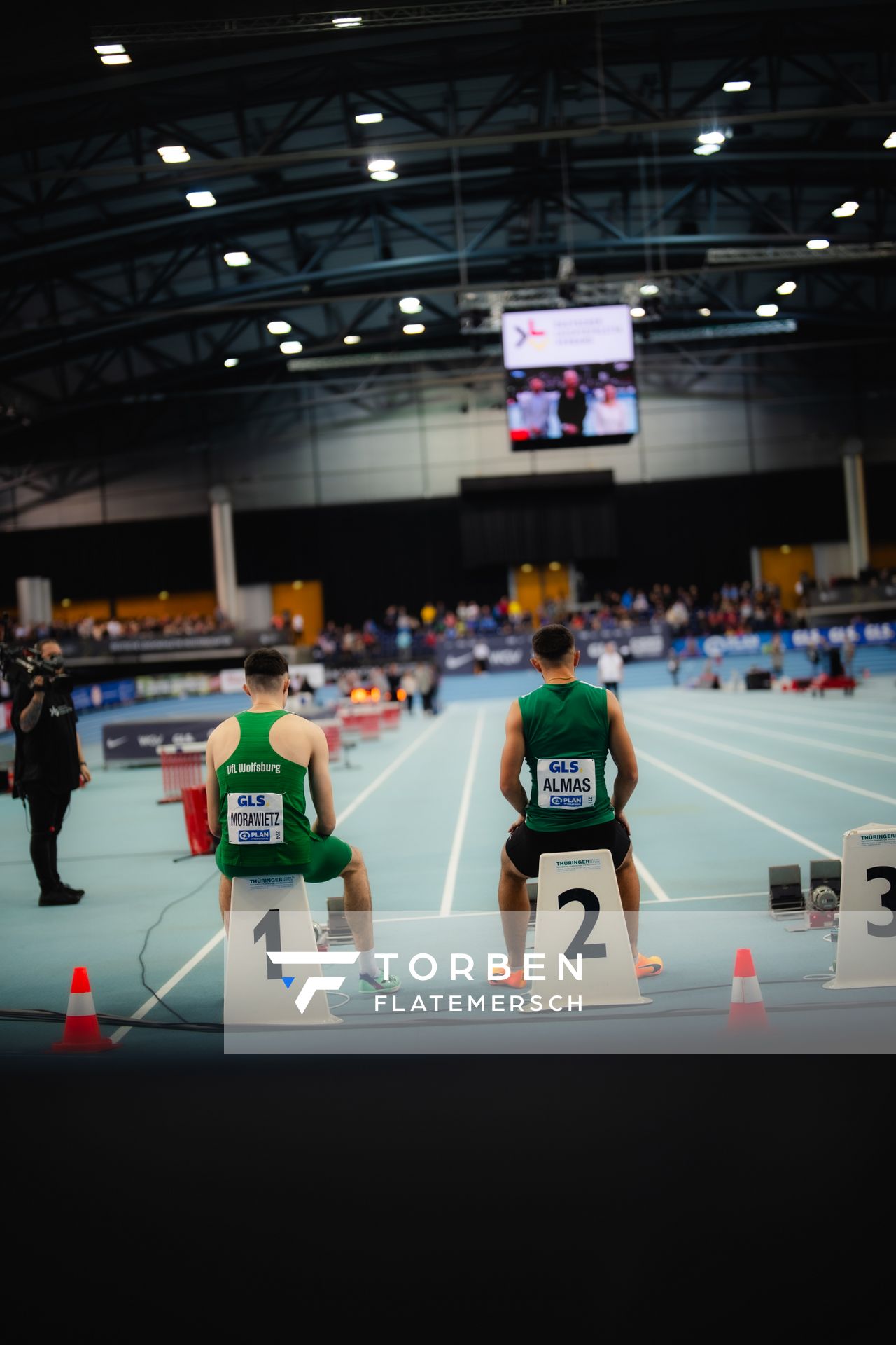 Tobias Morawietz (VfL Wolfsburg), Deniz Almas (VfL Wolfsburg) sitzen auf den Startbahnenblöcken am 17.02.2024 während den 71. Deutschen Leichtathletik-Hallenmeisterschaften in der QUARTERBACK Immobilien ARENA in Leipzig