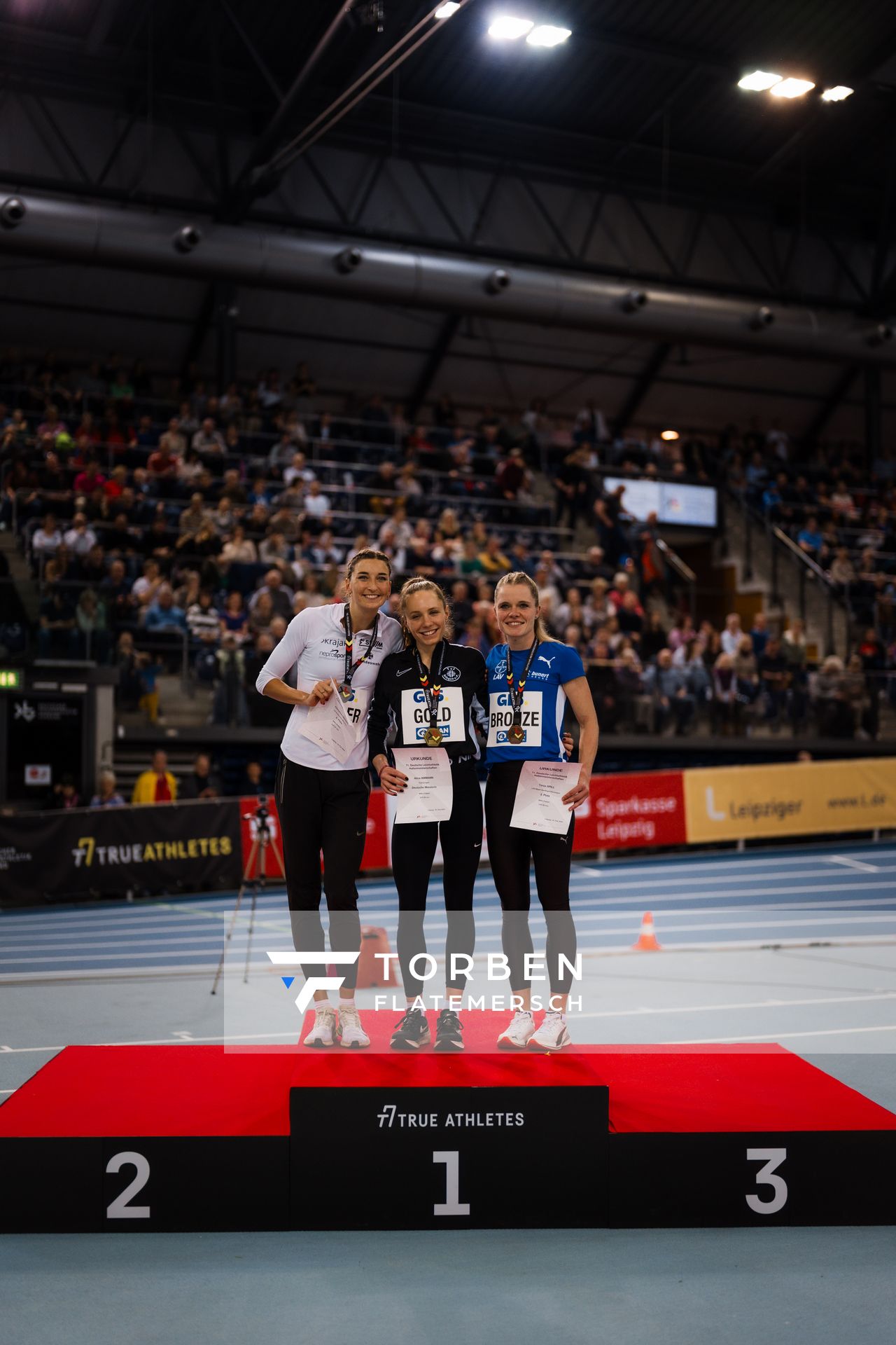 Siegerehrung 800m Frauen: Christina Hering (LG Stadtwerke München), Alina Ammann (TuS Esingen), Tanja Spill (LAV Bayer Uerdingen/Dormagen) bei der Siegerehrung am 18.02.2024 während den 71. Deutschen Leichtathletik-Hallenmeisterschaften in der QUARTERBACK Immobilien ARENA in Leipzig