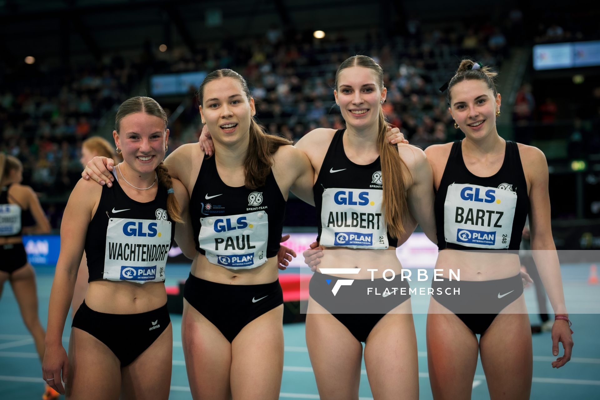 Die 4x200m Staffel Hannover 96 mit Jule Wachtendorf, Johanna Paul, Michelle Aulbert, Mayleen Bartz am 18.02.2024 während den 71. Deutschen Leichtathletik-Hallenmeisterschaften in der QUARTERBACK Immobilien ARENA in Leipzig