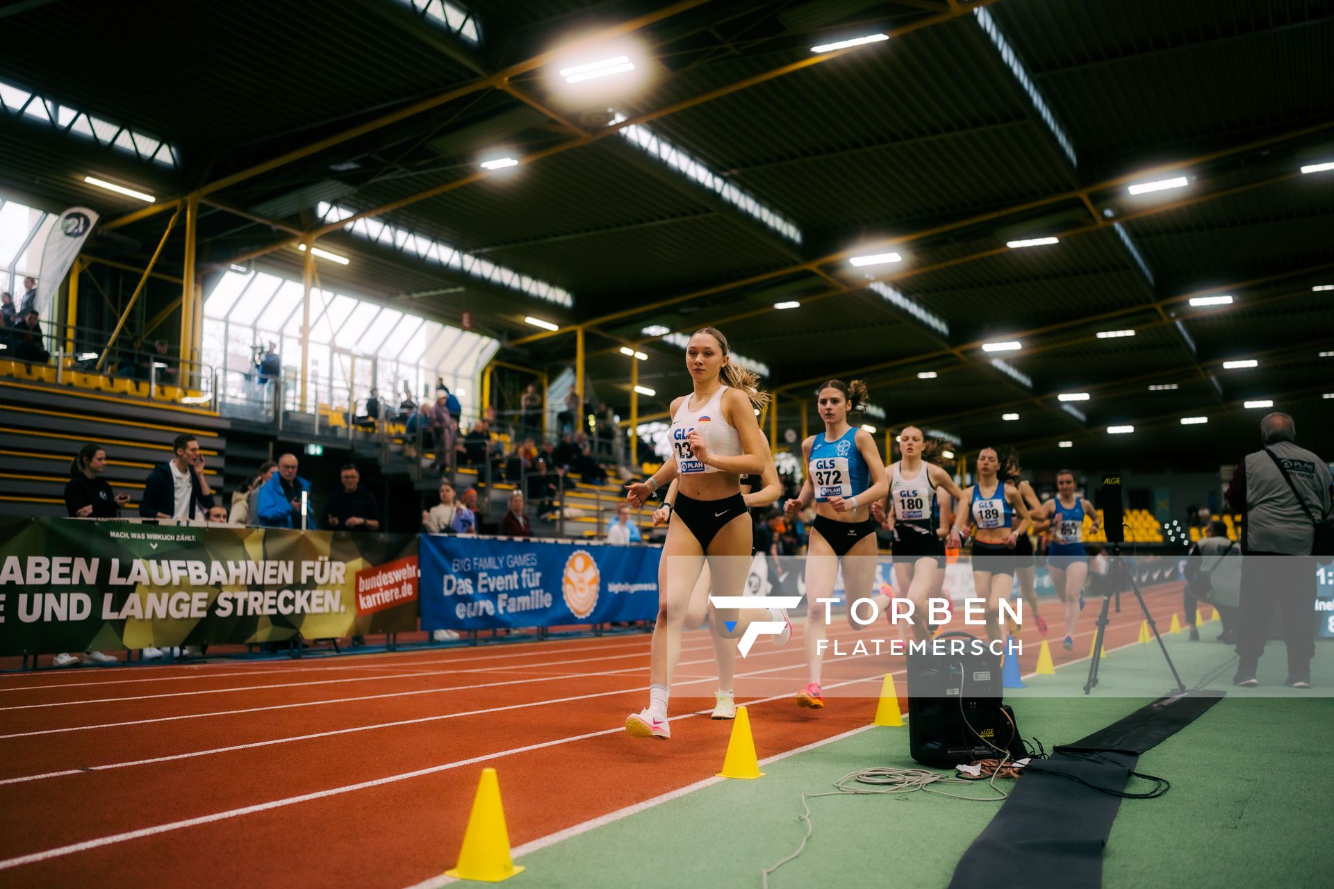 Vanessa Mikitenko (SSC Hanau-Rodenbach), Maxima Majer (LAV Bayer Uerdingen/Dormagen) waehrend der 55. Deutsche Jugend-Hallenmeisterschaften U20 am 24.02.2024 in der Helmut-Körnig-Halle in Dortmund