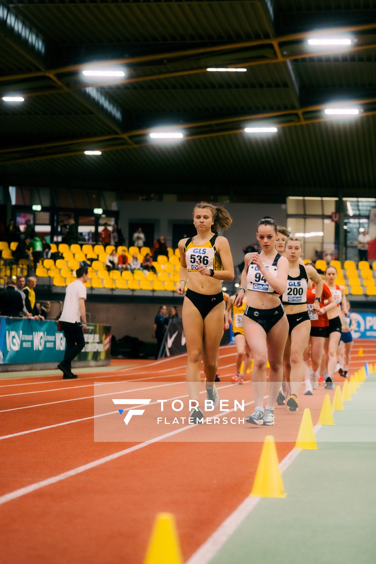 Kylie Garreis (LG Vogtland), Mia Bandoly (SCC Berlin) waehrend der 55. Deutsche Jugend-Hallenmeisterschaften U20 am 24.02.2024 in der Helmut-Körnig-Halle in Dortmund