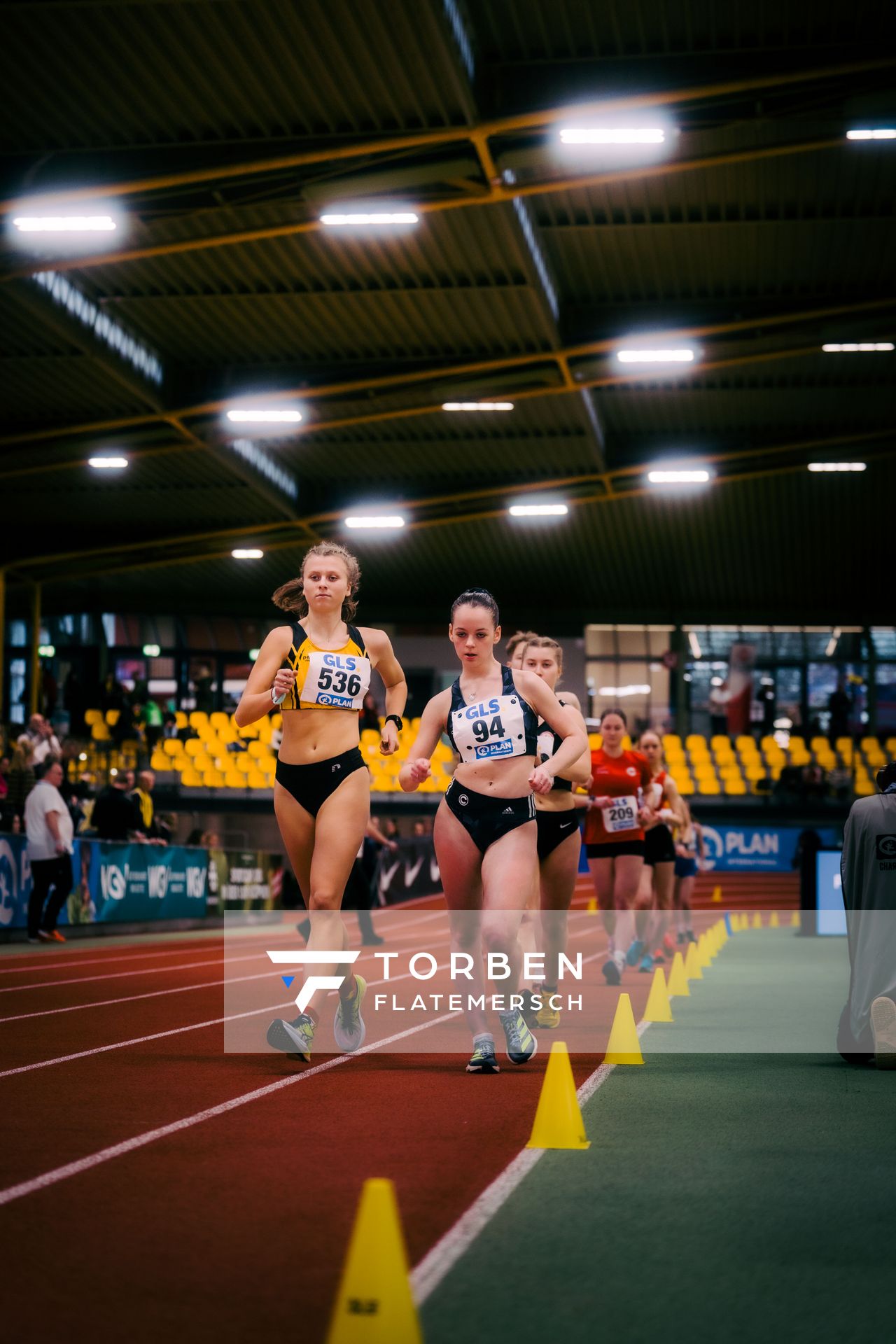 Kylie Garreis (LG Vogtland), Mia Bandoly (SCC Berlin) waehrend der 55. Deutsche Jugend-Hallenmeisterschaften U20 am 24.02.2024 in der Helmut-Körnig-Halle in Dortmund