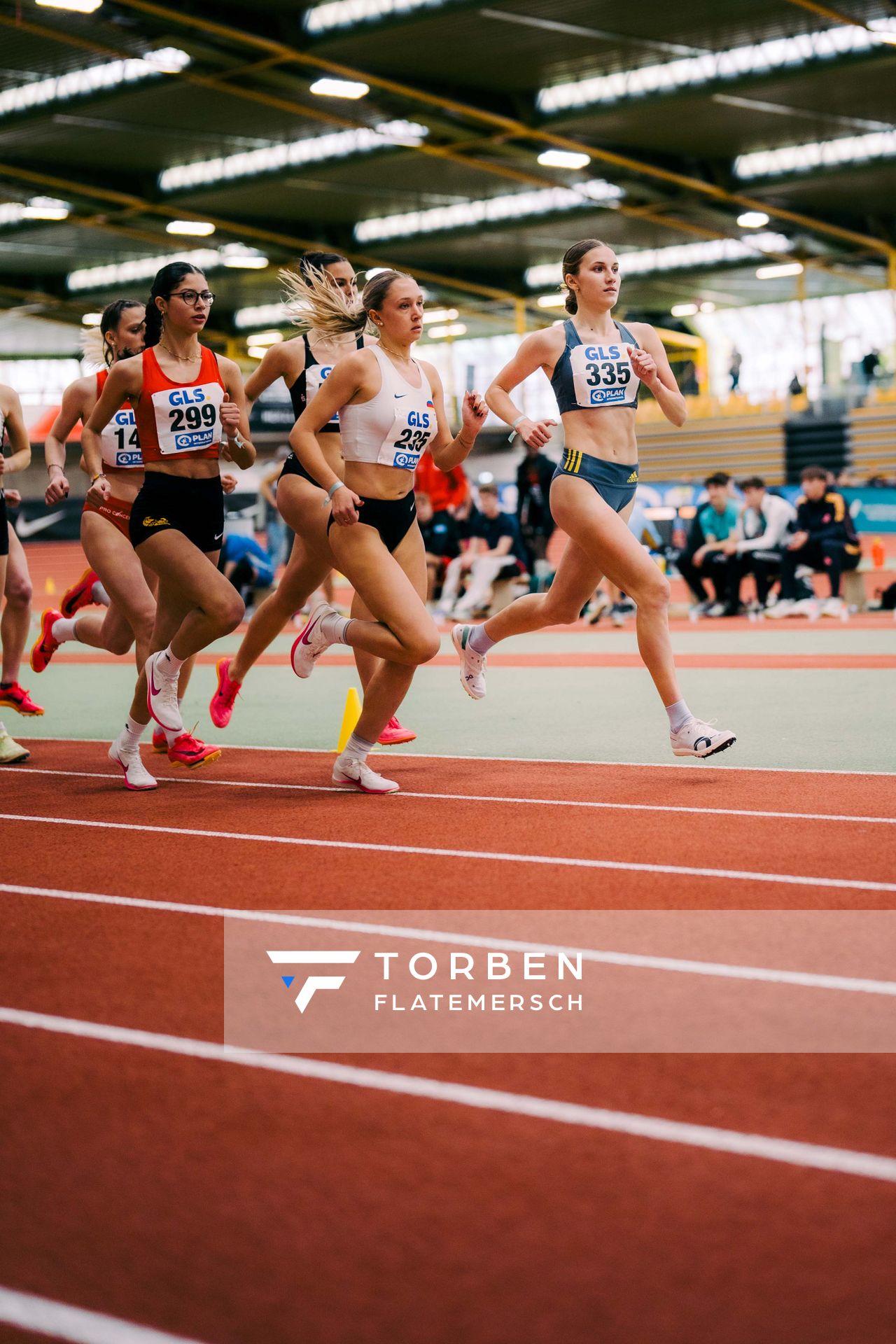 Anna Malena Wolff López (Braunschweiger Laufclub), Lera Miller (VfL Löningen) waehrend der 55. Deutsche Jugend-Hallenmeisterschaften U20 am 25.02.2024 in der Helmut-Körnig-Halle in Dortmund