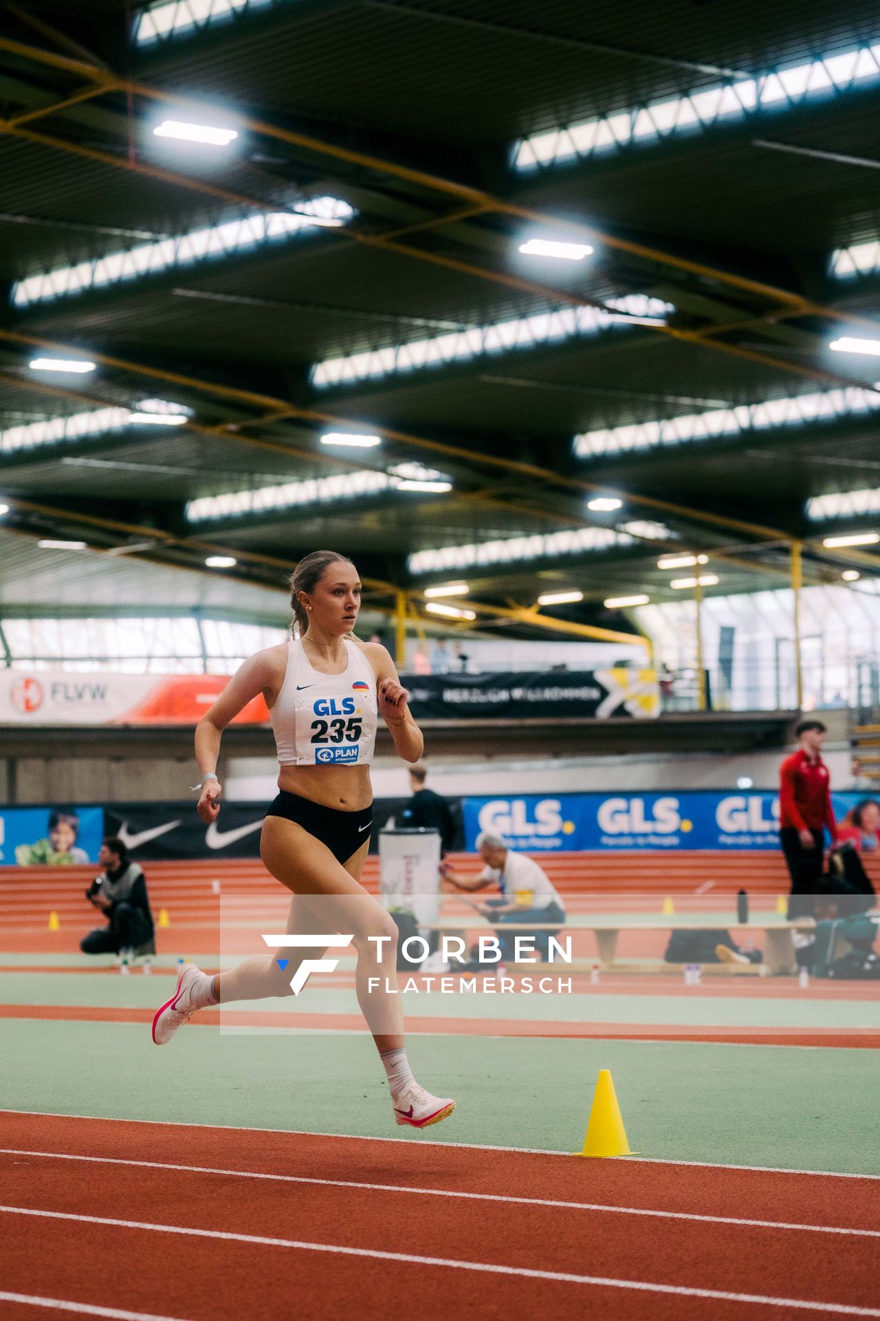 Vanessa Mikitenko (SSC Hanau-Rodenbach) im 1500m Finale waehrend der 55. Deutsche Jugend-Hallenmeisterschaften U20 am 25.02.2024 in der Helmut-Körnig-Halle in Dortmund