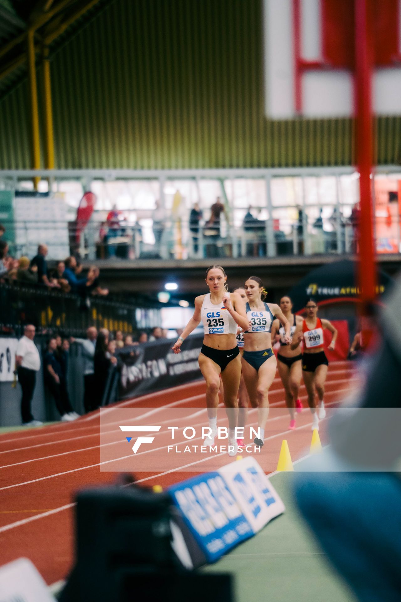 Vanessa Mikitenko (SSC Hanau-Rodenbach) im 1500m Finale waehrend der 55. Deutsche Jugend-Hallenmeisterschaften U20 am 25.02.2024 in der Helmut-Körnig-Halle in Dortmund