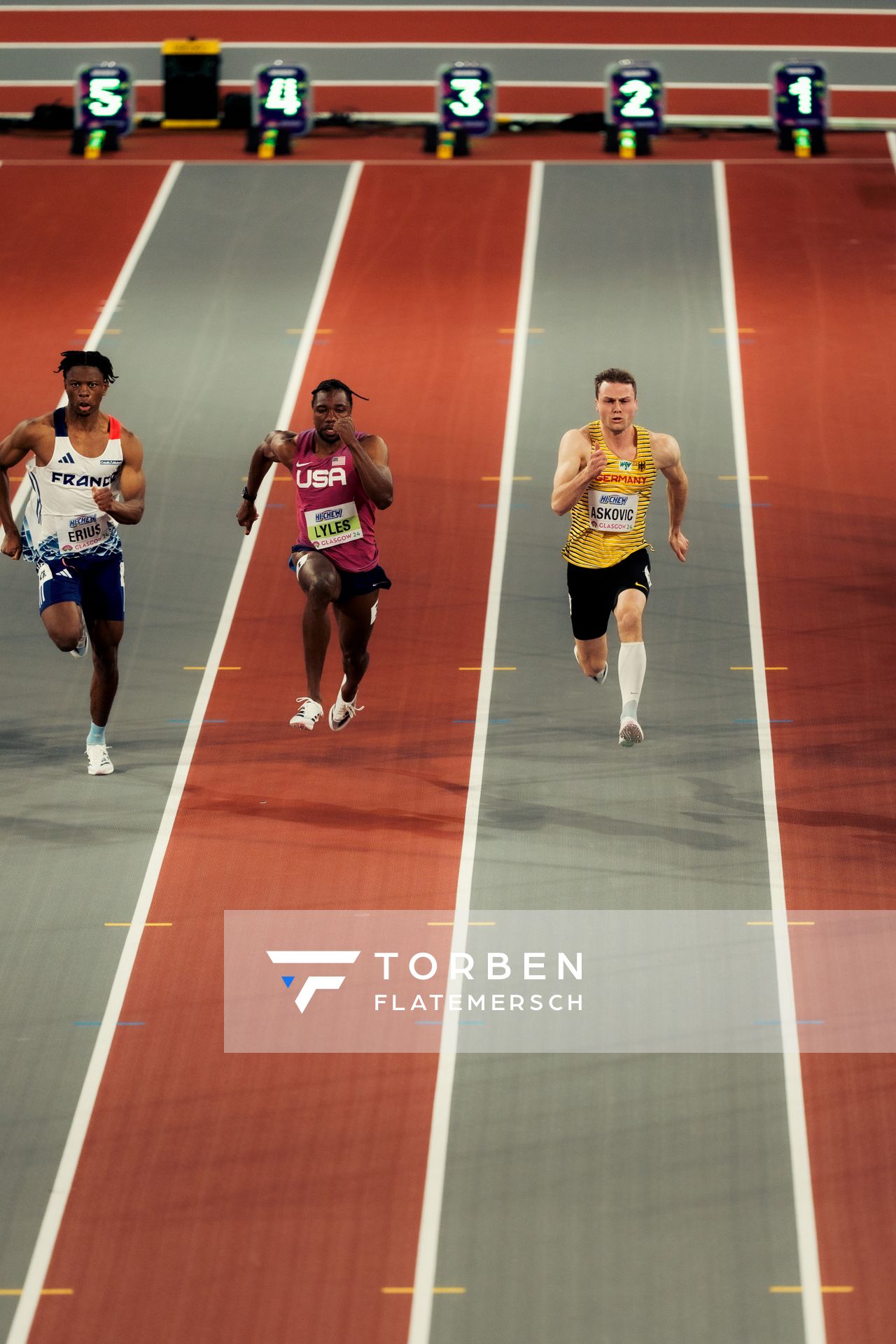 Noah Lyles (USA/United States of America), Aleksandar Askovic (GER/Germany) am 01.03.2024 bei den World Athletics Indoor Championships in Glasgow (Schottland / Vereinigtes Königreich)