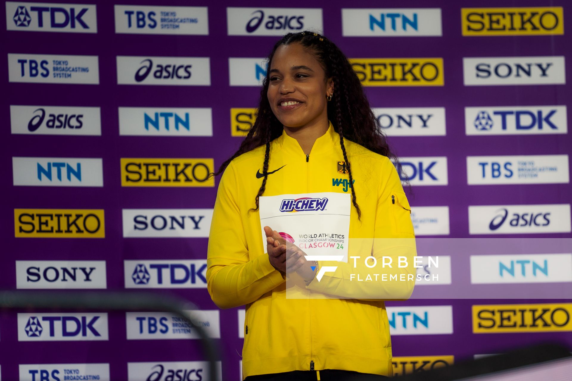 Yemisi Ogunleye (GER/Germany) bei der Siegerehrung am 01.03.2024 bei den World Athletics Indoor Championships in Glasgow (Schottland / Vereinigtes Königreich)